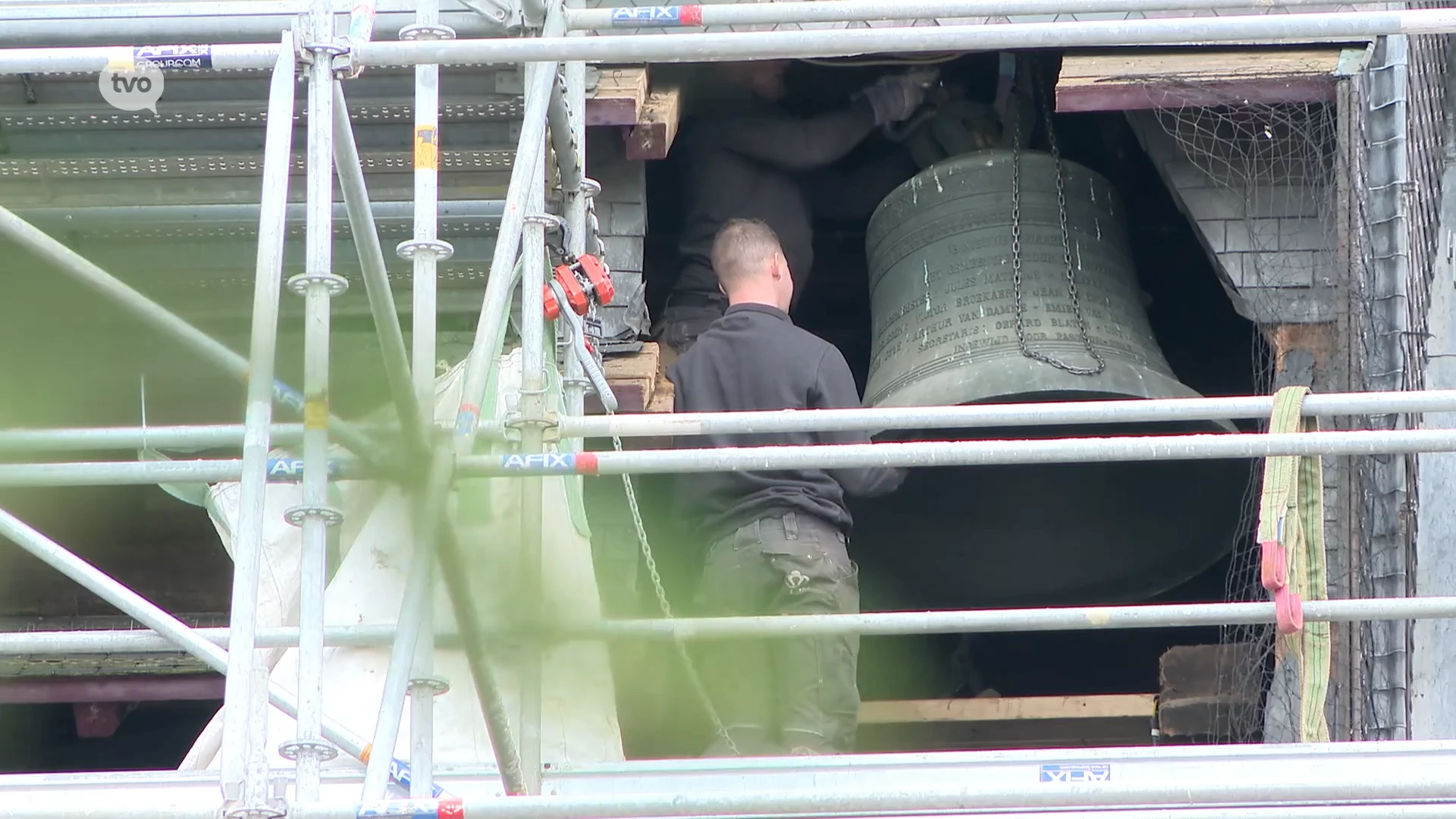 Mastodont van 1.800 kilogram hangt even boven de Markt in Zottegem