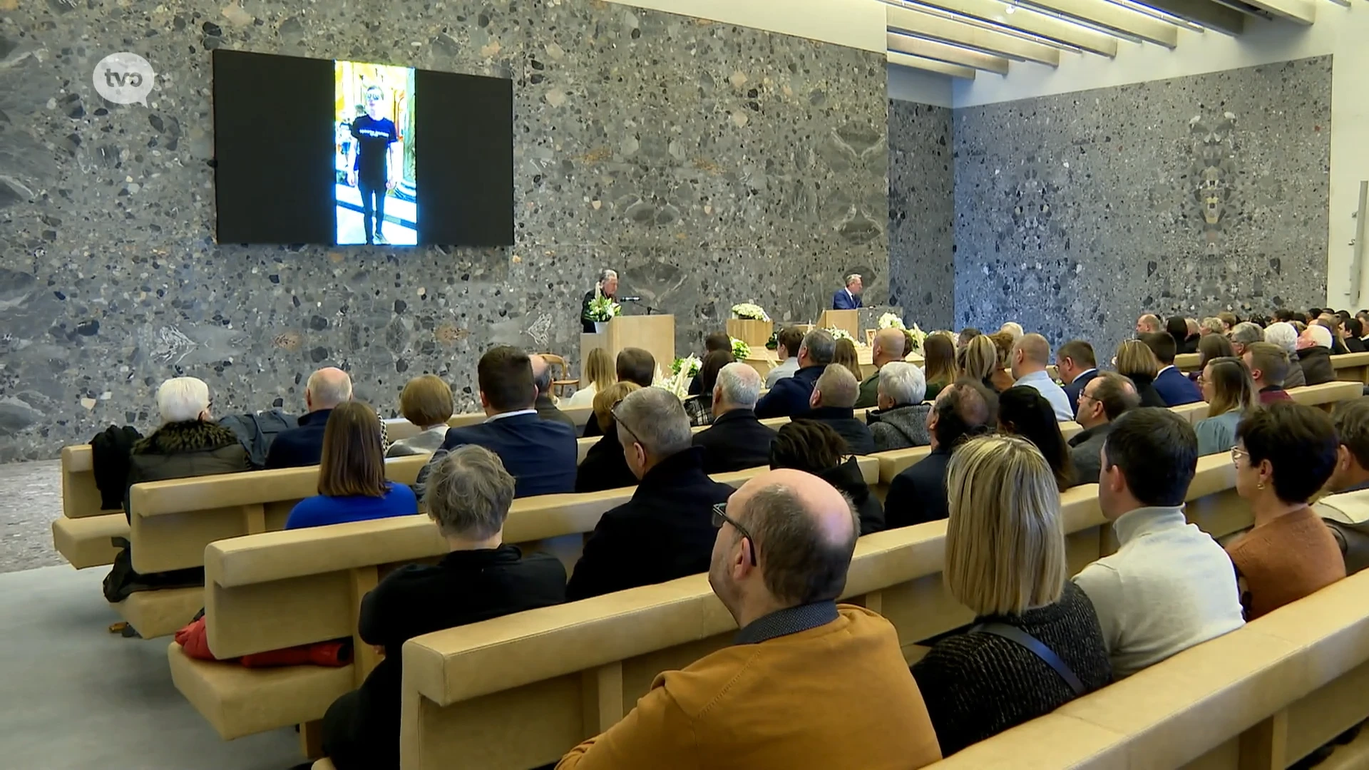 Volle aula neemt afscheid van vermoorde moeder en zoon uit Denderhoutem: "Wanneer worden we wakker uit deze nachtmerrie?"