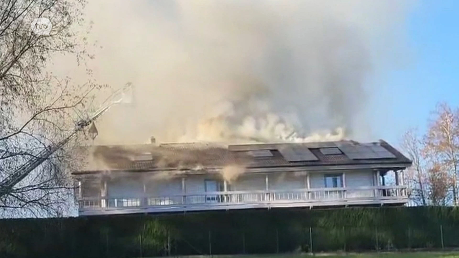 Houten chalet gaat in vlammen op in Overboelare, bewoners ongedeerd maar dakloos