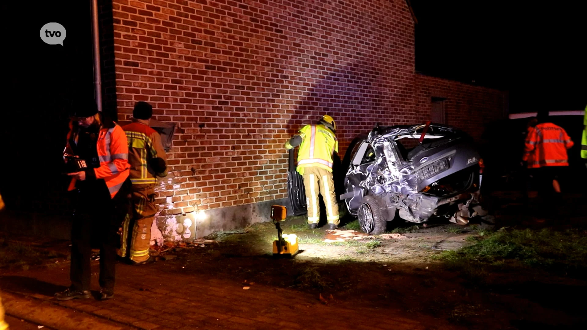 Auto maakt doodsmak tegen huis, bestuurder zwaargewond