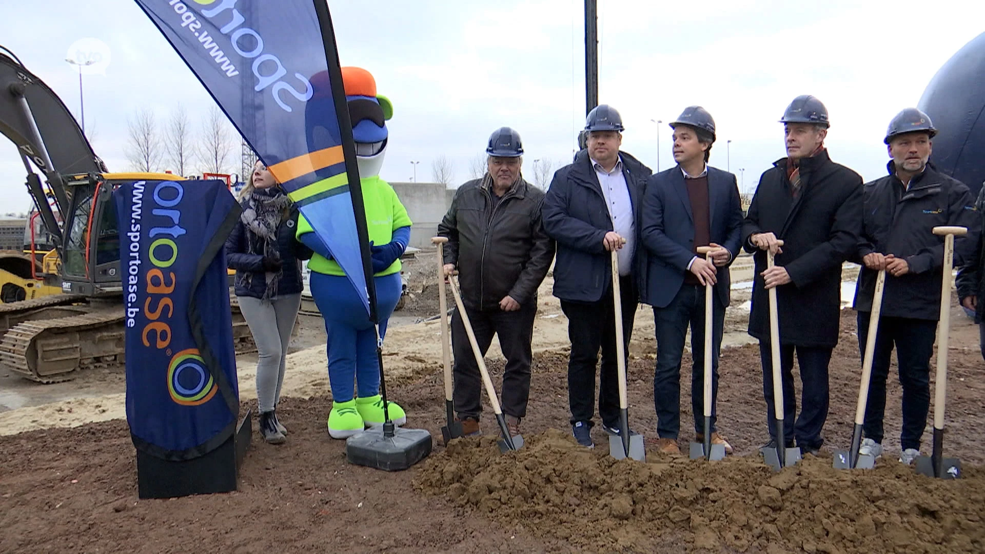 Sportoase en stadsbestuur Sint-Niklaas steken eerste spade in de grond voor nieuw zwembad De Watermolen