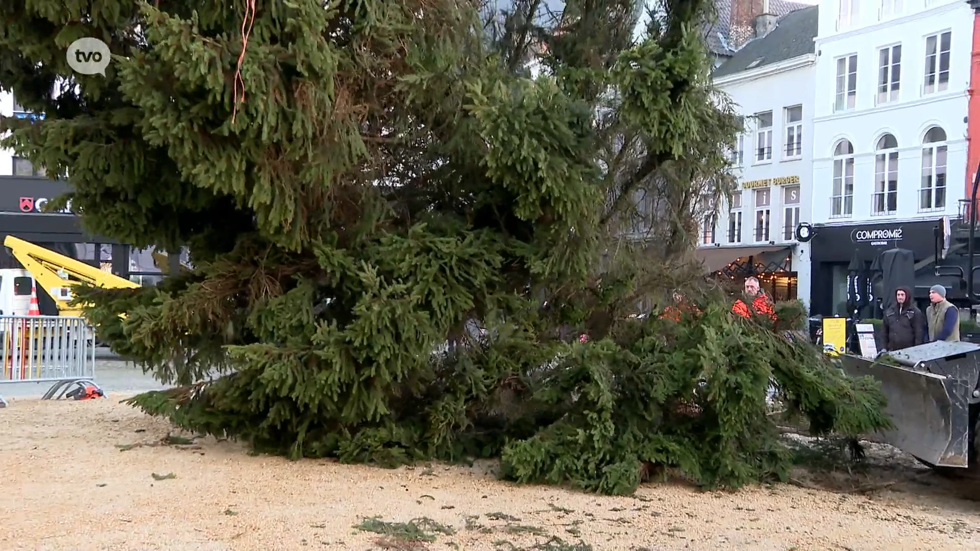 Kerstboom pronkt half uur op Grote Markt Aalst, maar wordt dan weer neergehaald: "Dit jaar hebben we pech"