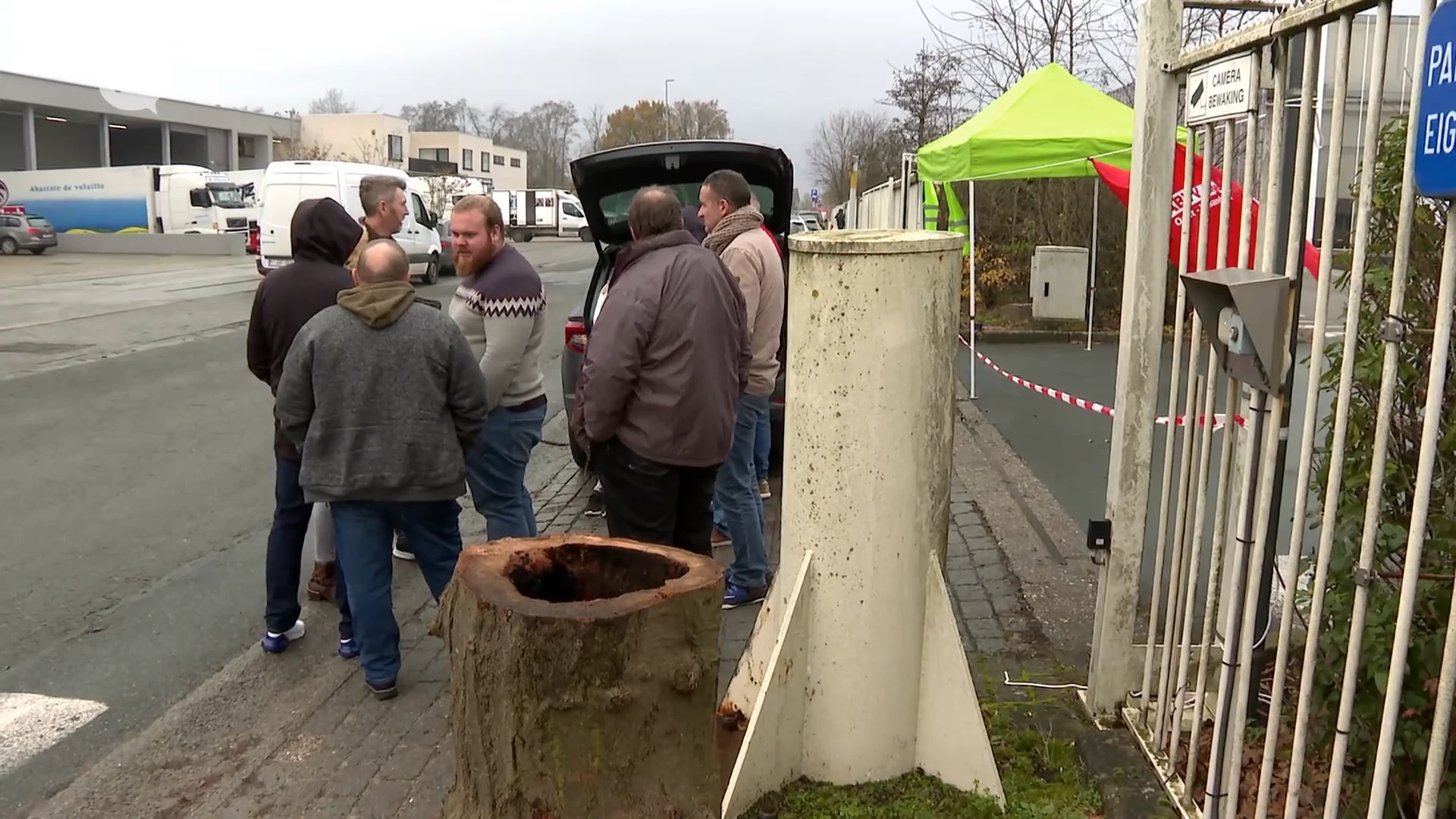 Zoals aangekondigd blokkeren vakbonden en personeel vanaf vandaag toegang van Ontex in Buggenhout