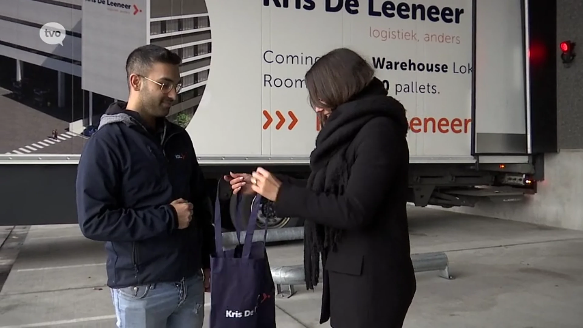 Truckers in de bloemen gezet door werkgevers op de 'Dag van de vrachtwagenchauffeur'