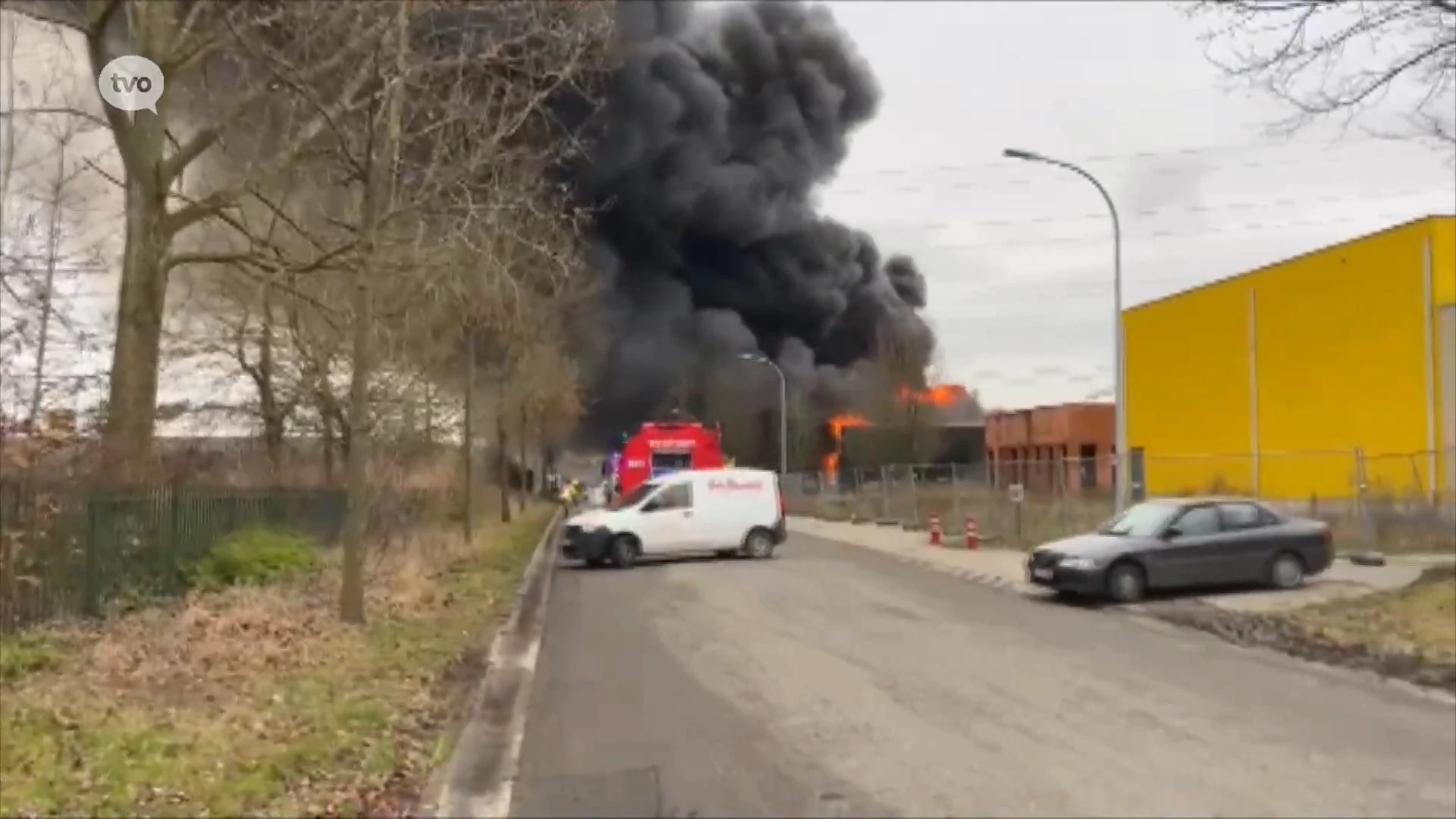 Grote industriebrand in Temse en volledige stroomonderbreking, advies voor ramen en deuren gesloten te houden