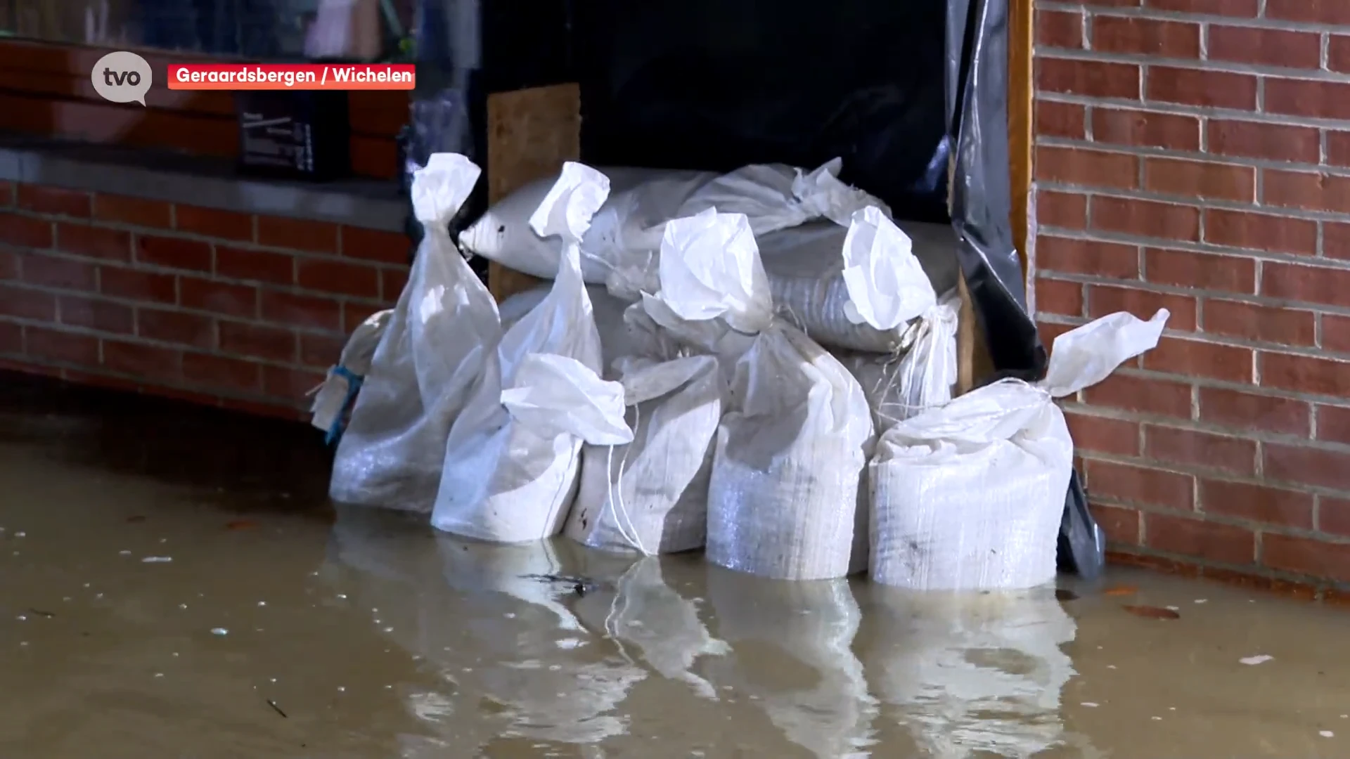 Water stroomt binnen bij tientallen gezinnen in Geraardsbergen: "Deuren en meubels kapot"