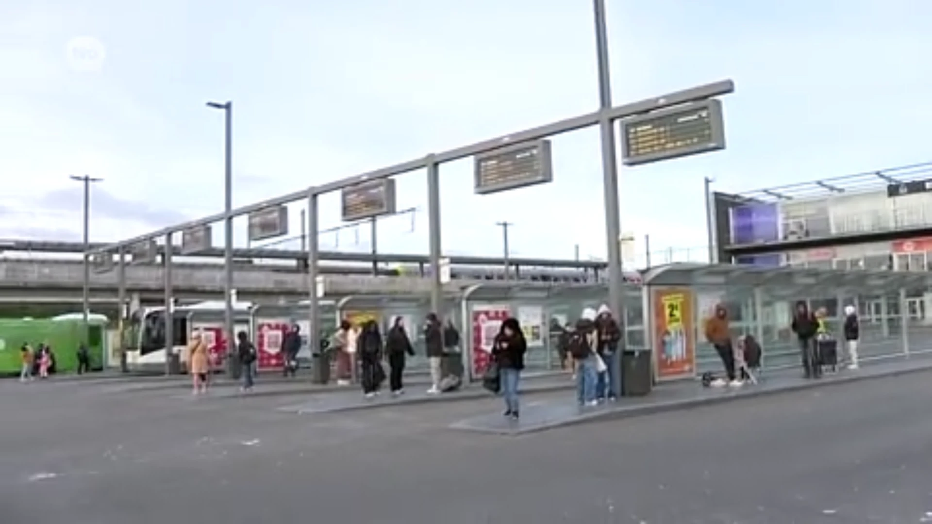 Reizigers schieten nieuw vervoersplan meteen af: "Ik denk dat de minister nog nooit op een bus heeft gezeten"