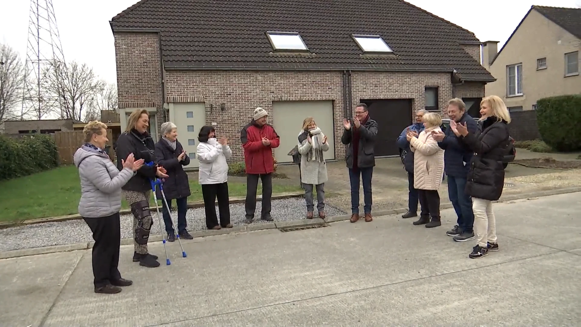 Prachtig! Vier jaar na de start van de coronacrisis applaudisseert deze Lokerse straat nog altijd dagelijks voor het zorgpersoneel