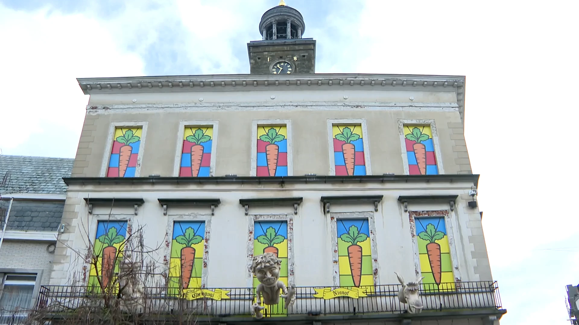 Oud stadhuis Ninove zit al in carnavalskleedje, dat van Aalst nog niet