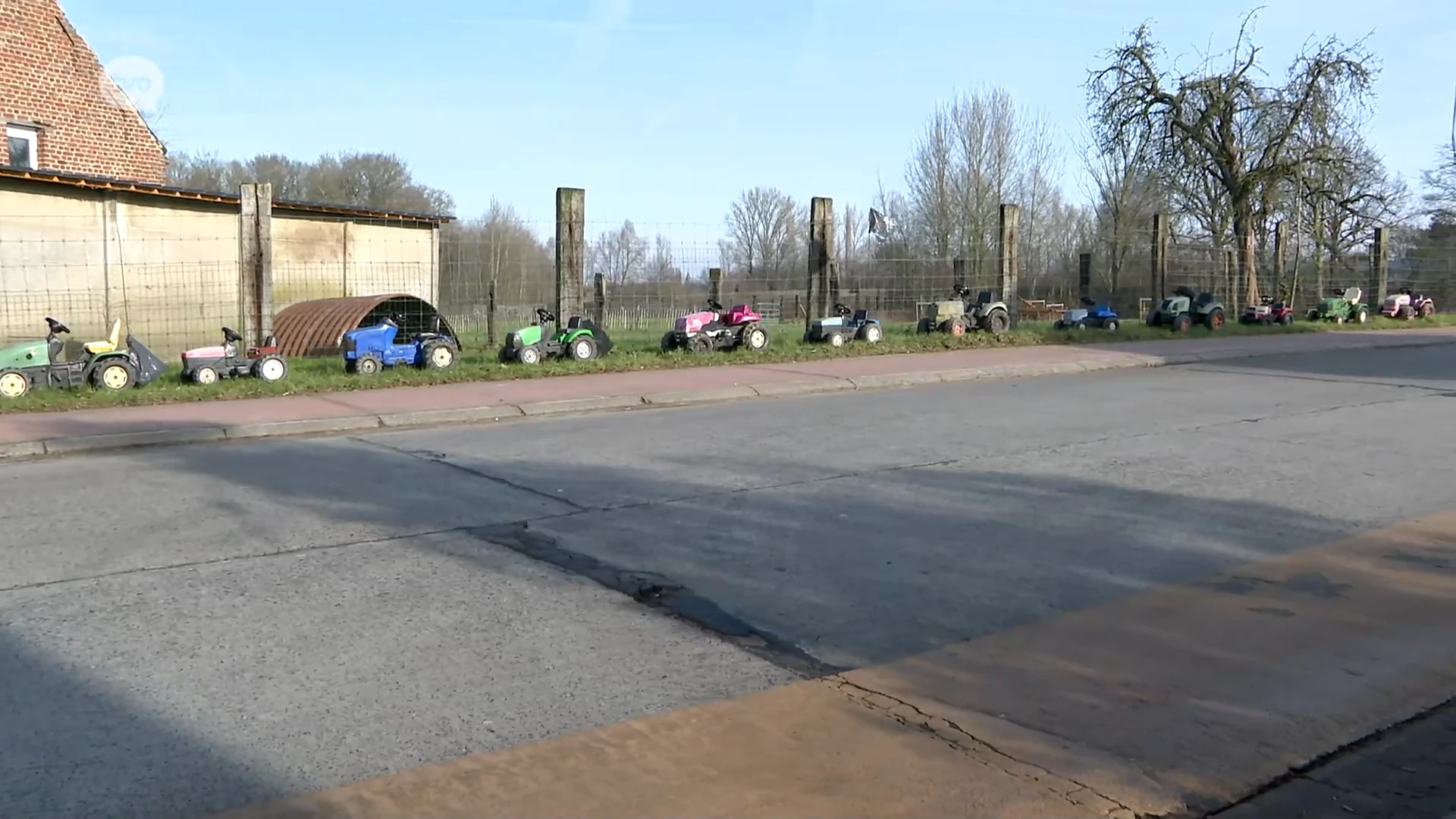 Boer Dirk uit Impe plaatst colonne mini-tractoren langs kant van de weg: "Er moet reactie gaan komen"