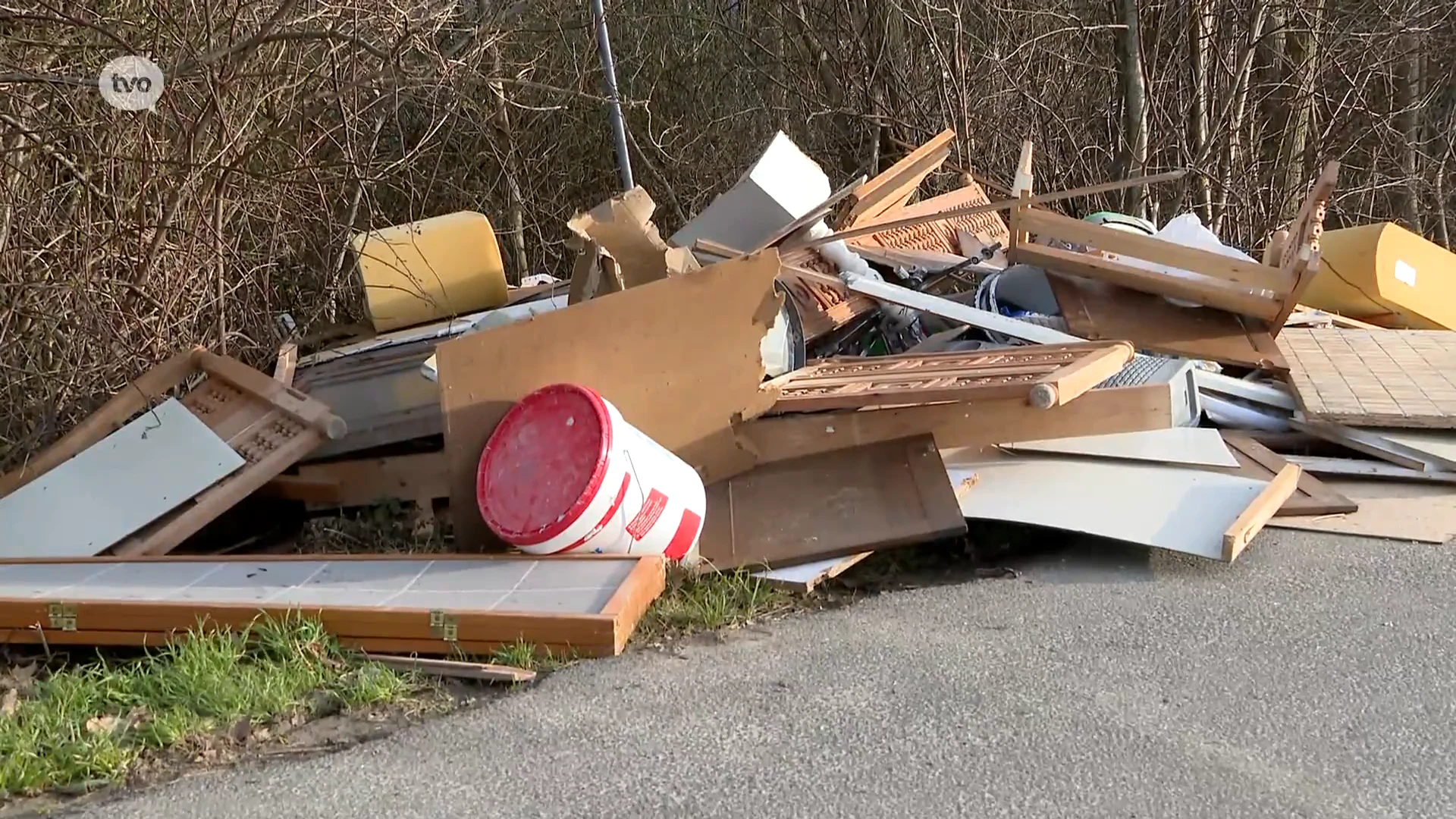 Complete inboedel gedumpt in wegberm in Erpe-Mere: "Echt schandalig"