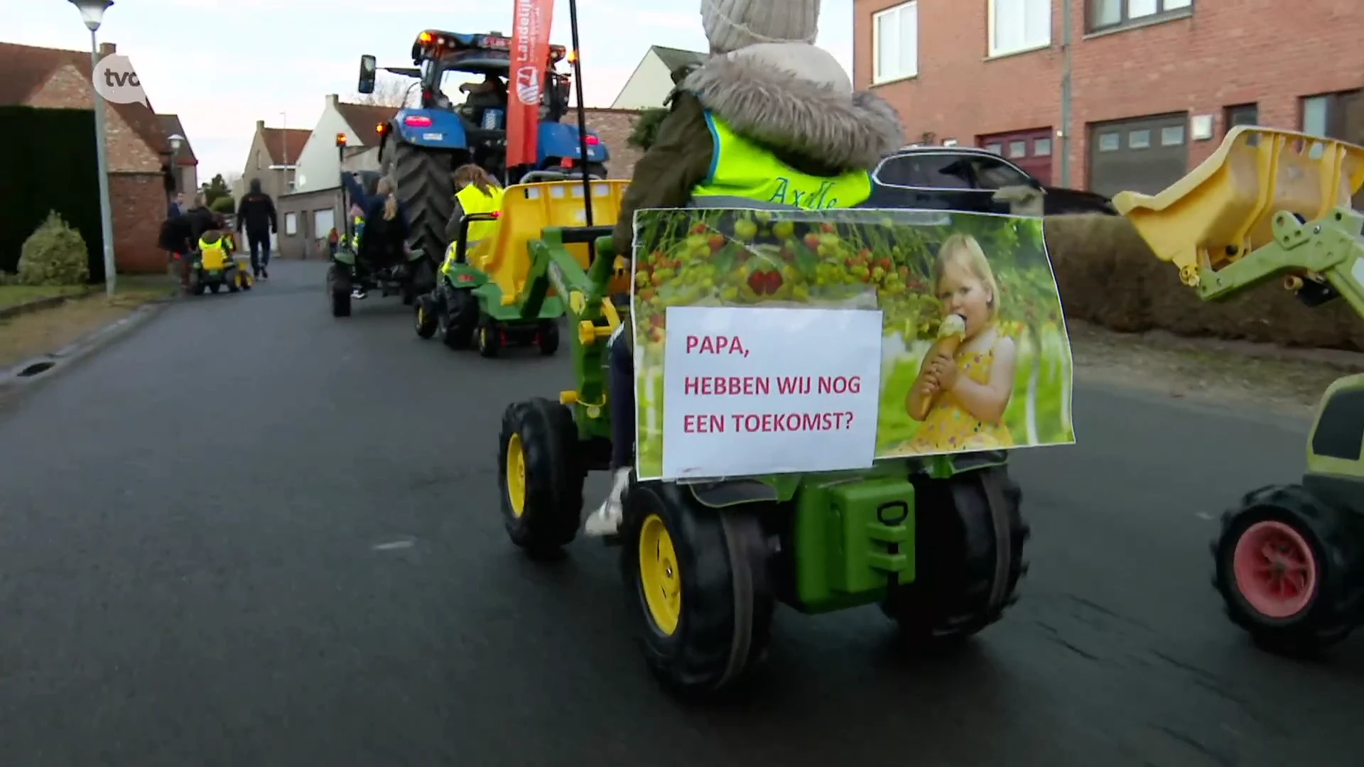 'Kleine boeren' met speelgoedtractoren in colonne op weg naar school in Eksaarde