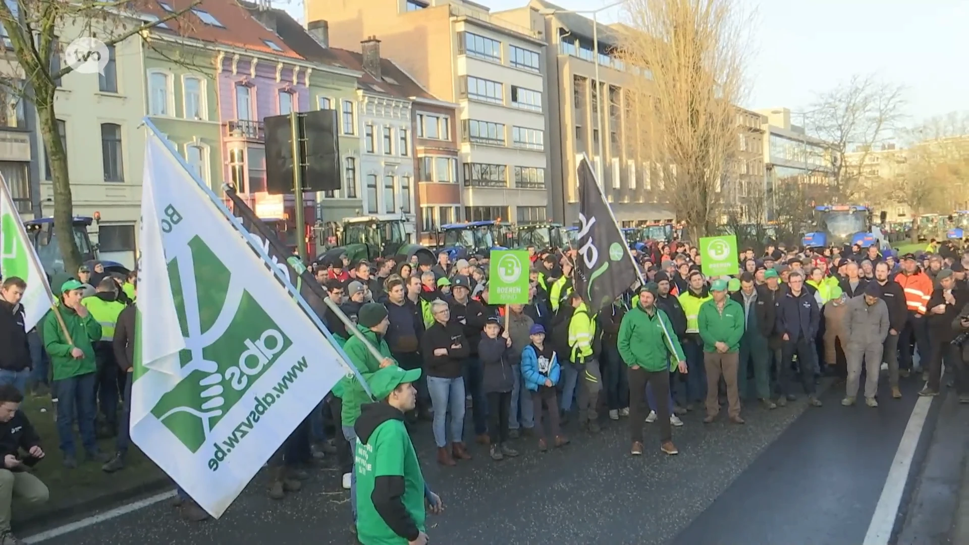 Meer dan 400 tractoren van over heel Oost-Vlaanderen komen samen in Gent: alles verloopt gedisciplineerd