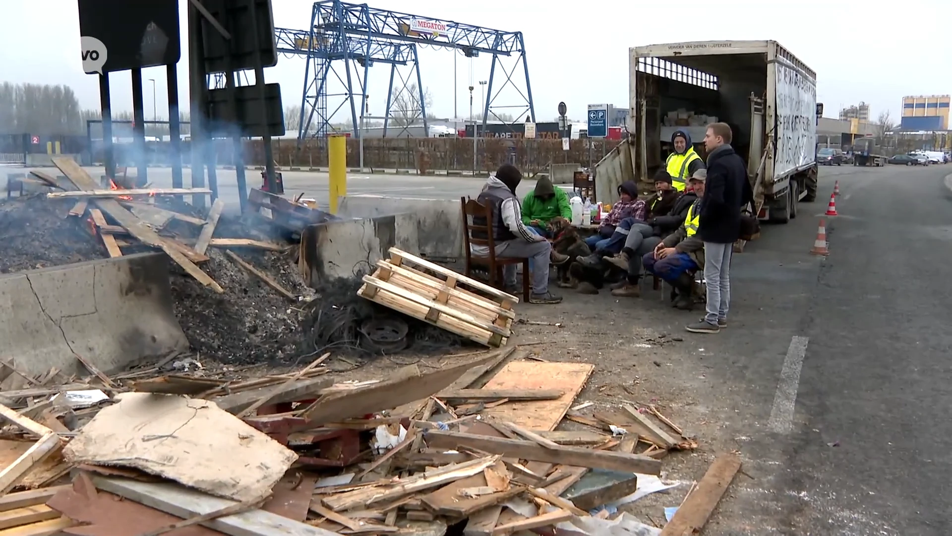 Warenhuizen dreigen met juridische acties als boeren hun blokkades niet stopzetten