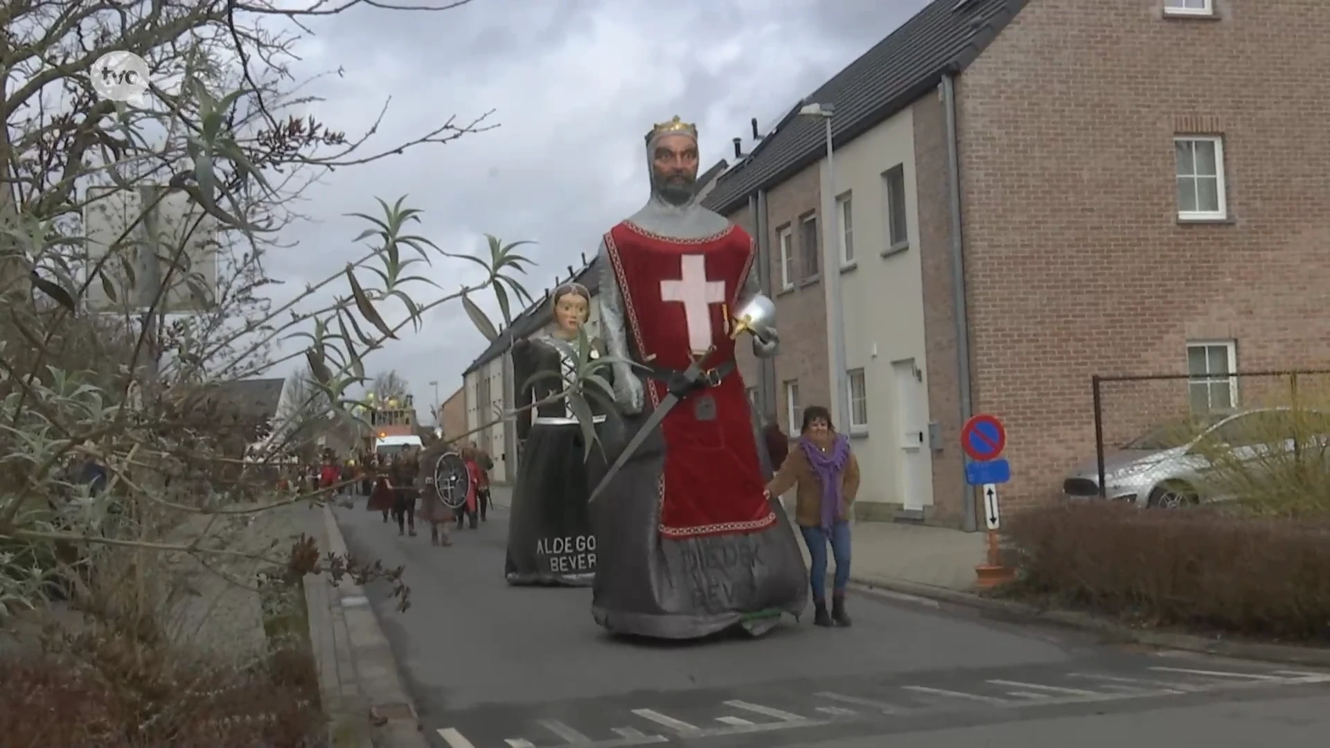 Vrasenaren vieren 888ste verjaardag van hun dorp met feestelijke parade