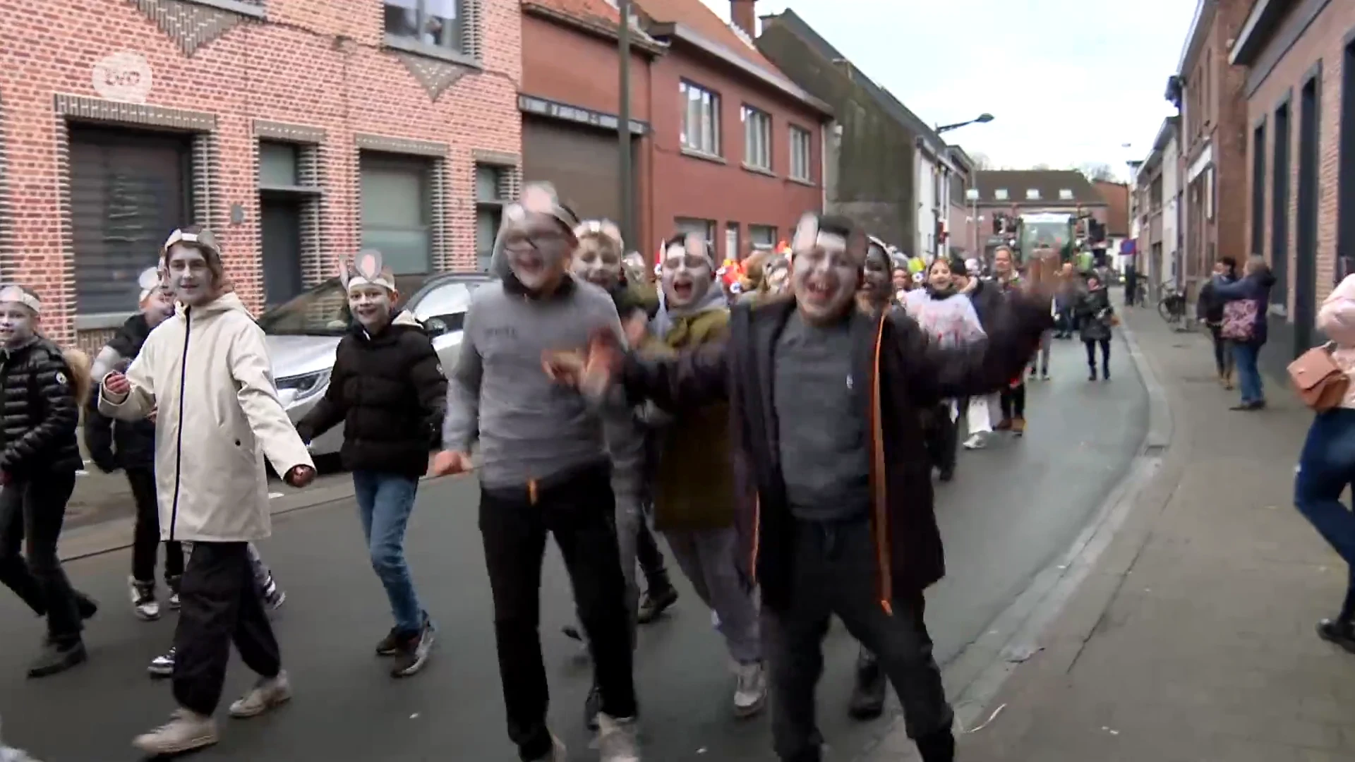 Verkleed als prinsessen en superhelden trekken schoolkinderen over heel onze regio in carnavalsstoet de straat op