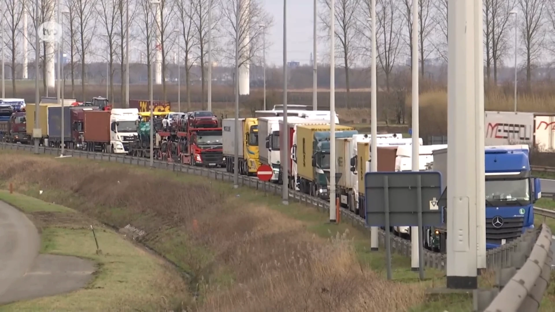 Al een hele dag lang hinder in en rond Waaslandhaven door boerenprotest