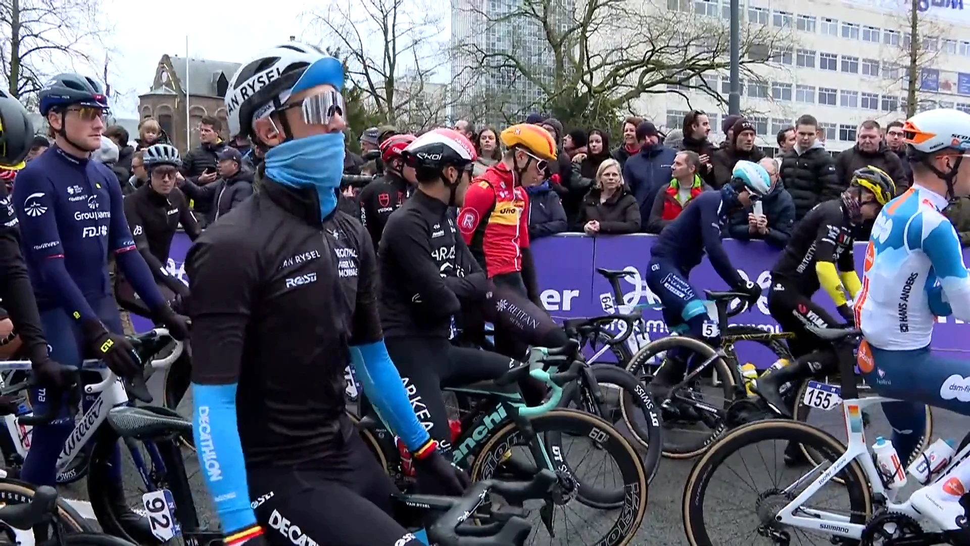 't Is weer koers! De renners zijn gestart aan de Omloop Het Nieuwsblad