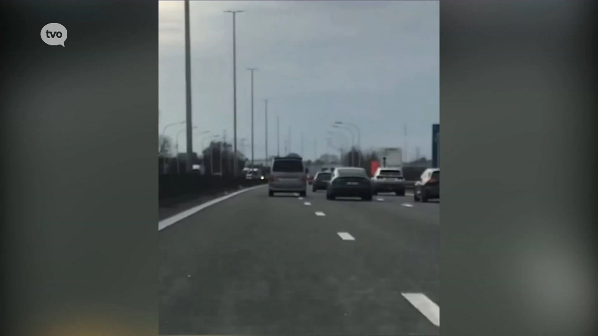 Beelden tonen extreem geval van verkeersagressie op E17: Tesla en bestelwagen proberen elkaar van de weg te rijden