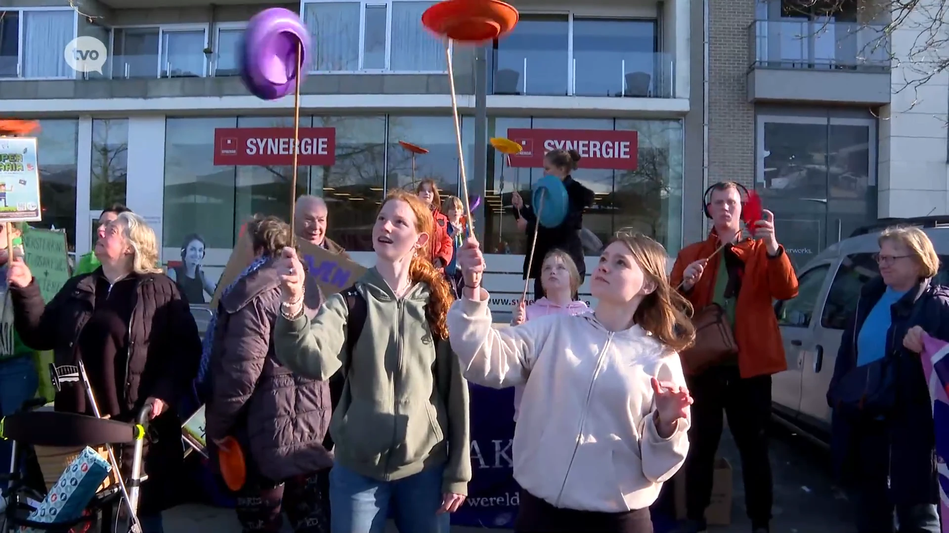 Internationale Vrouwendag: organisaties houden symbolisch de bordjes in de lucht