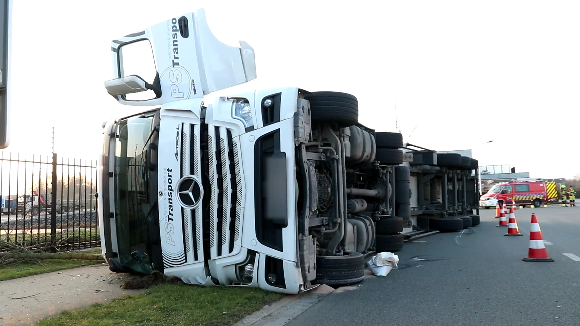 Vrachtwagen met tonnen varkensvlees kantelt op industrieterrein in Zele