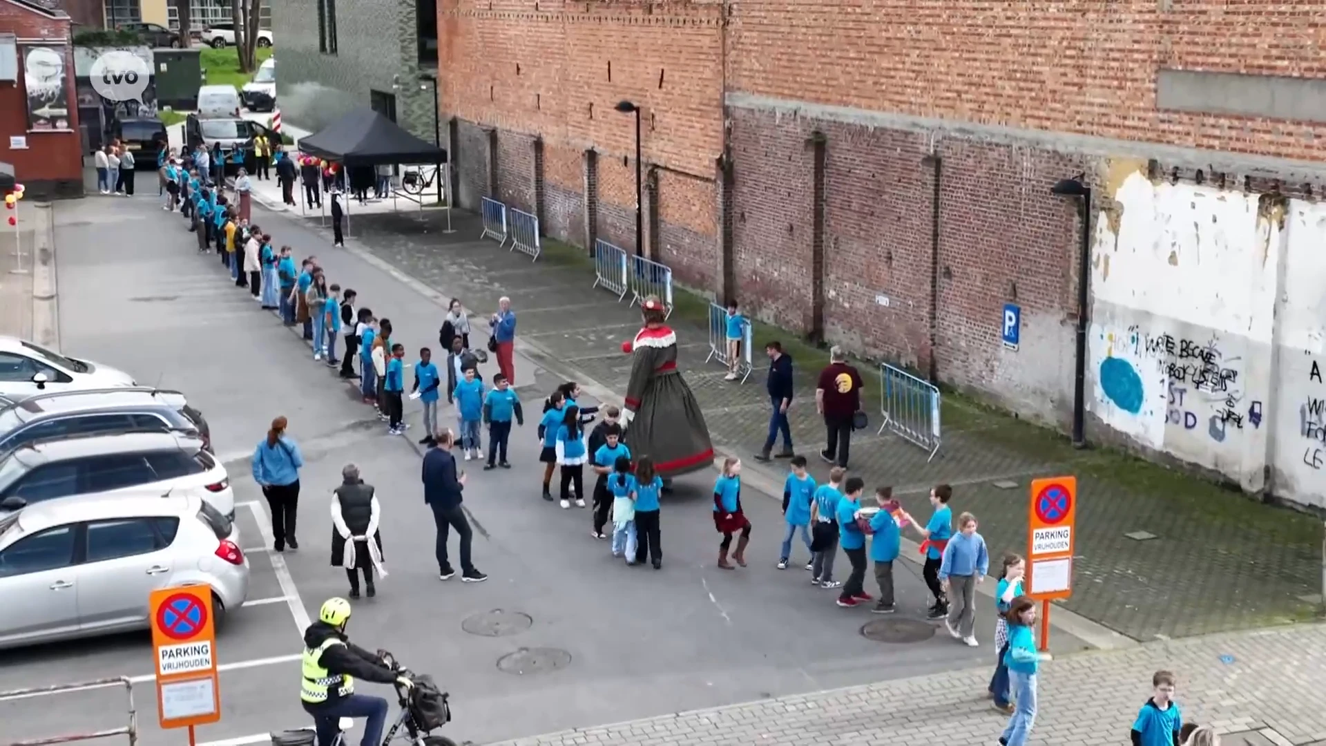 Ketting van 1.700 schoolkinderen verhuist laatste boeken naar nieuwe bib in Geraardsbergen