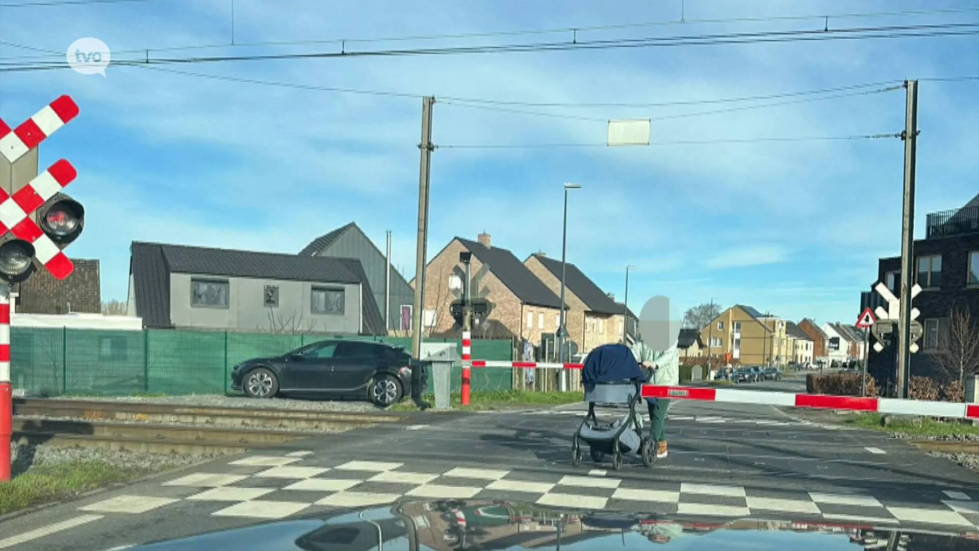 Hallucinant! Vrouw steekt met baby gesloten spooroverweg over in Wetteren