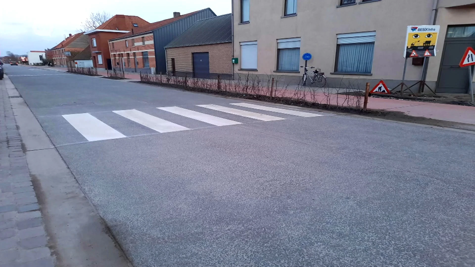 Zebrapad in Sinaai eindigt in de struik