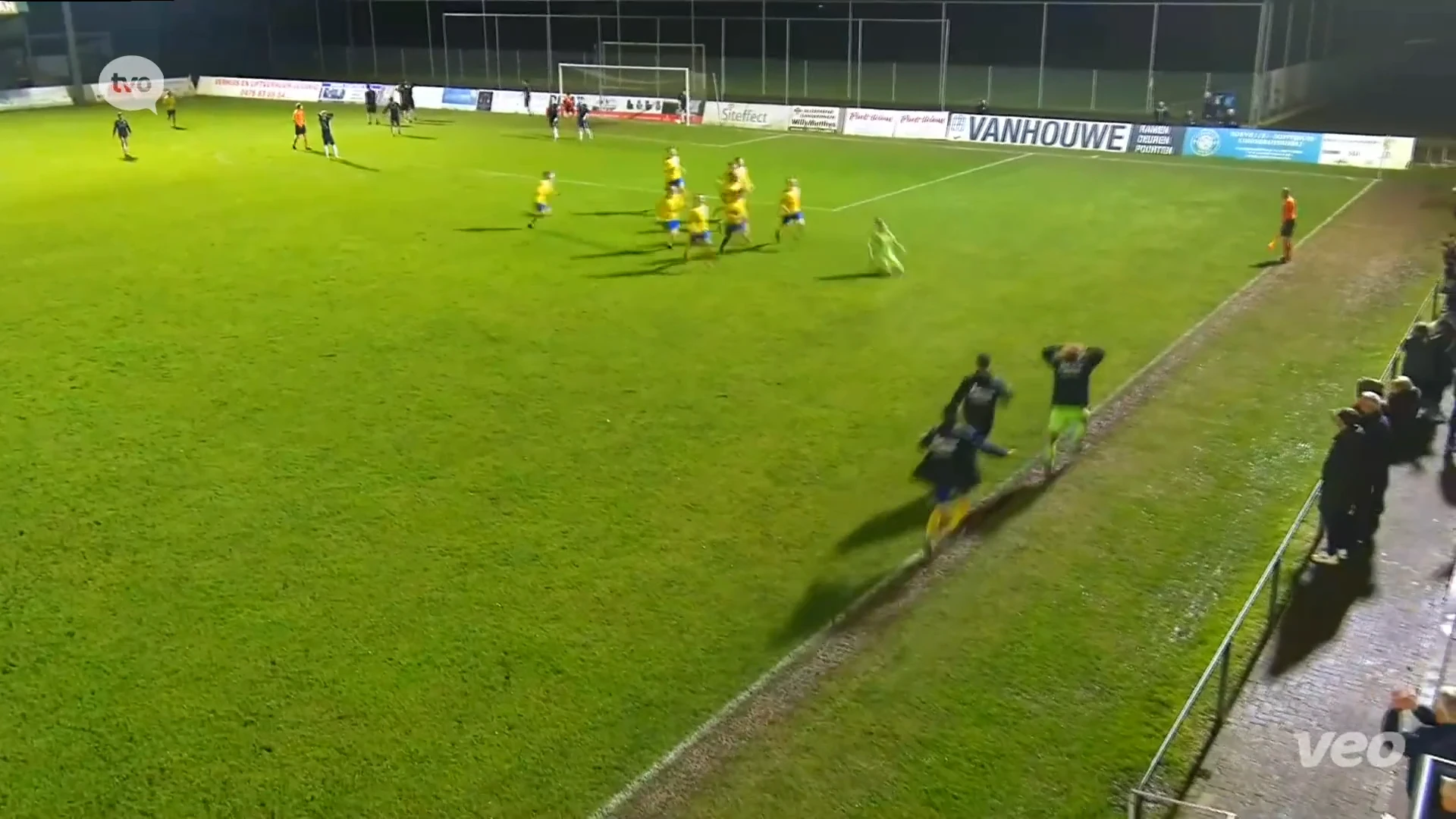 Keeper van FC Lebbeke scoort met fraaie omhaal hét doelpunt van het weekend!