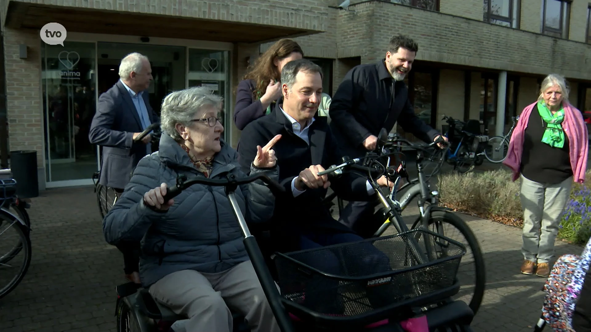 Premier De Croo is even zorgkundige in woonzorgcentrum in Berlare