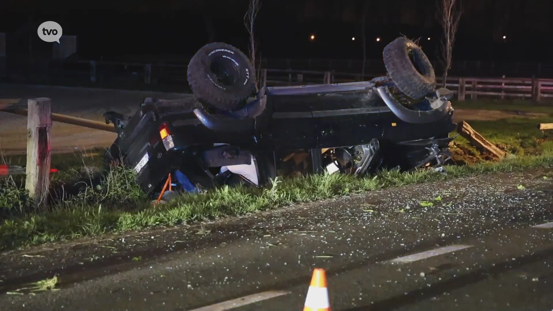 Overmere: Bestuurder crasht in gracht en slaat vervolgens raam van politiecombi stuk