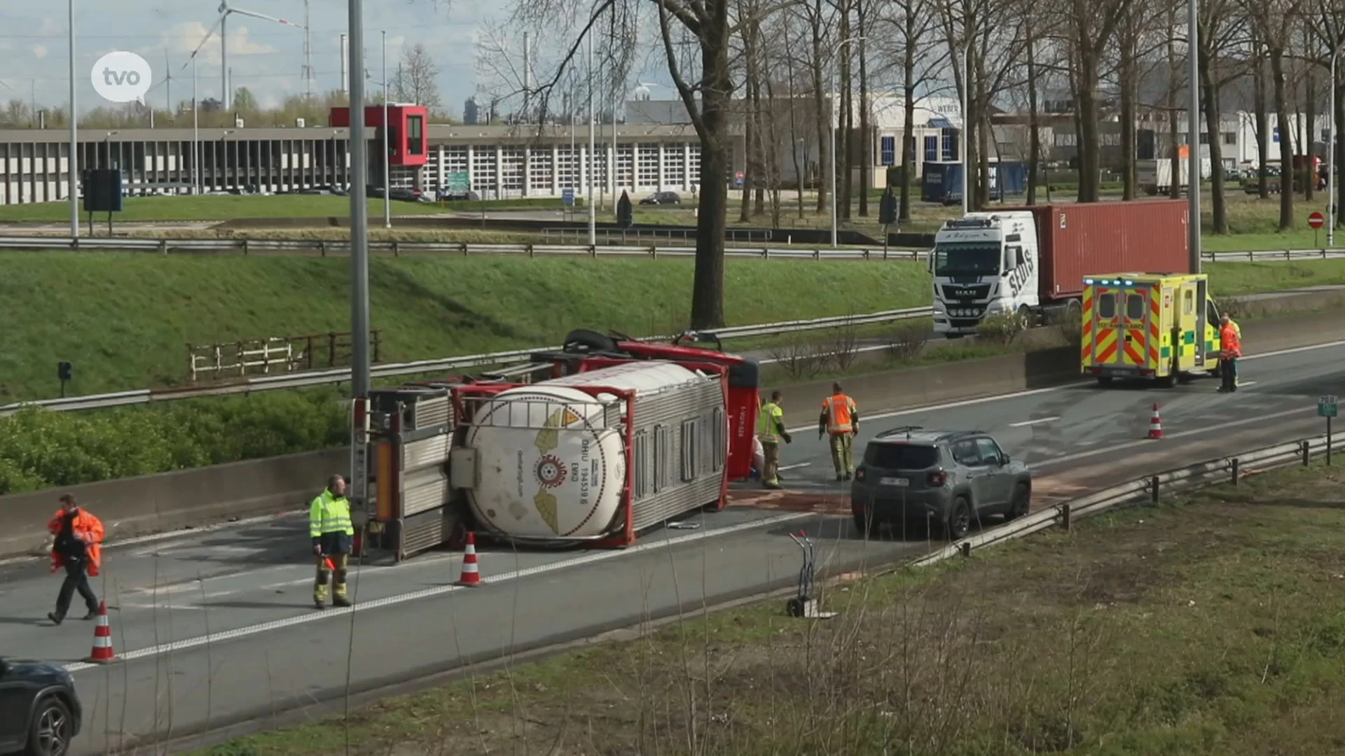 Gewonde chauffeur en verkeershinder door gekantelde vrachtwagen op E34