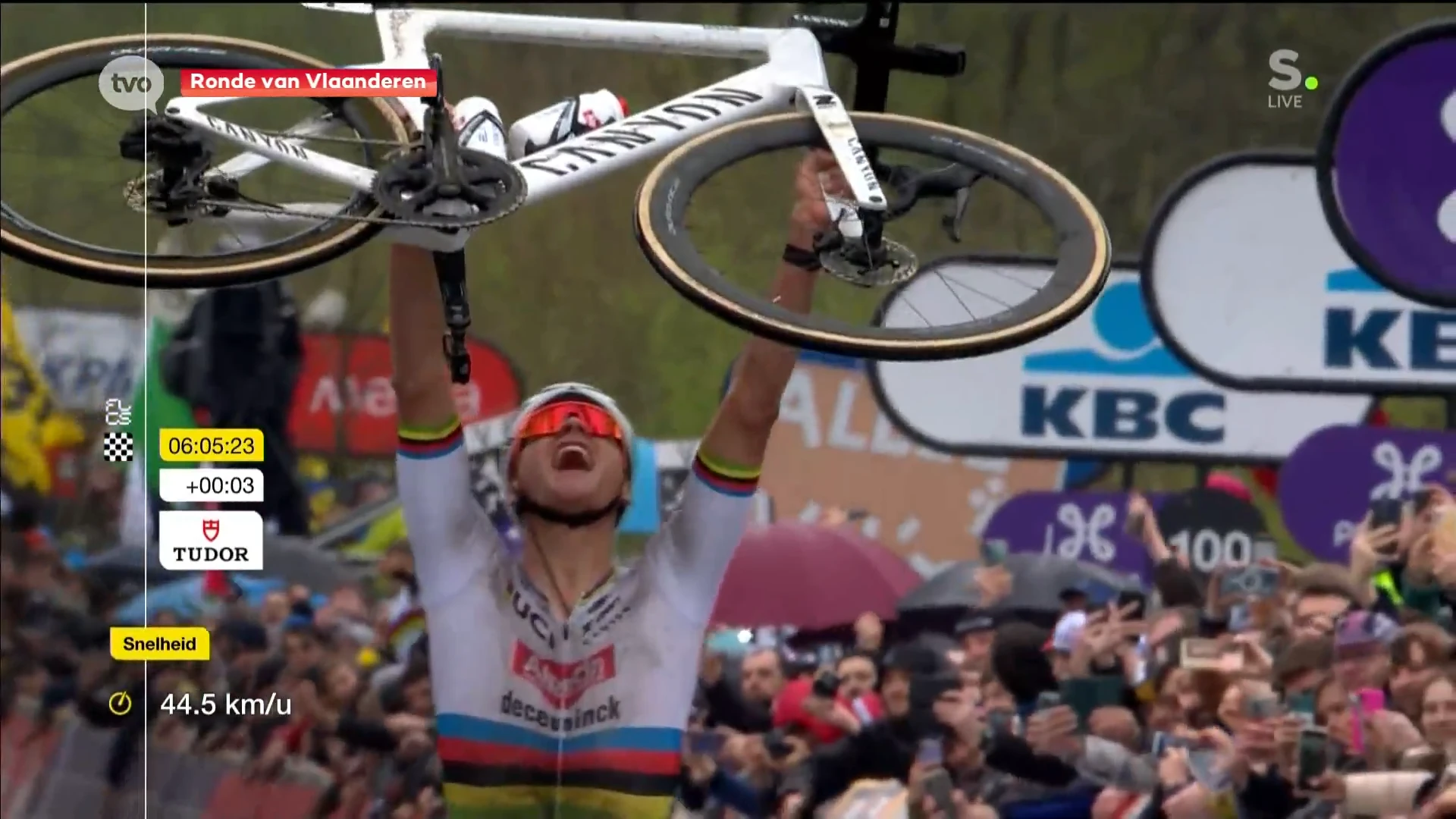 Wereldkampioen Mathieu van der Poel wint voor derde keer de Ronde Van Vlaanderen