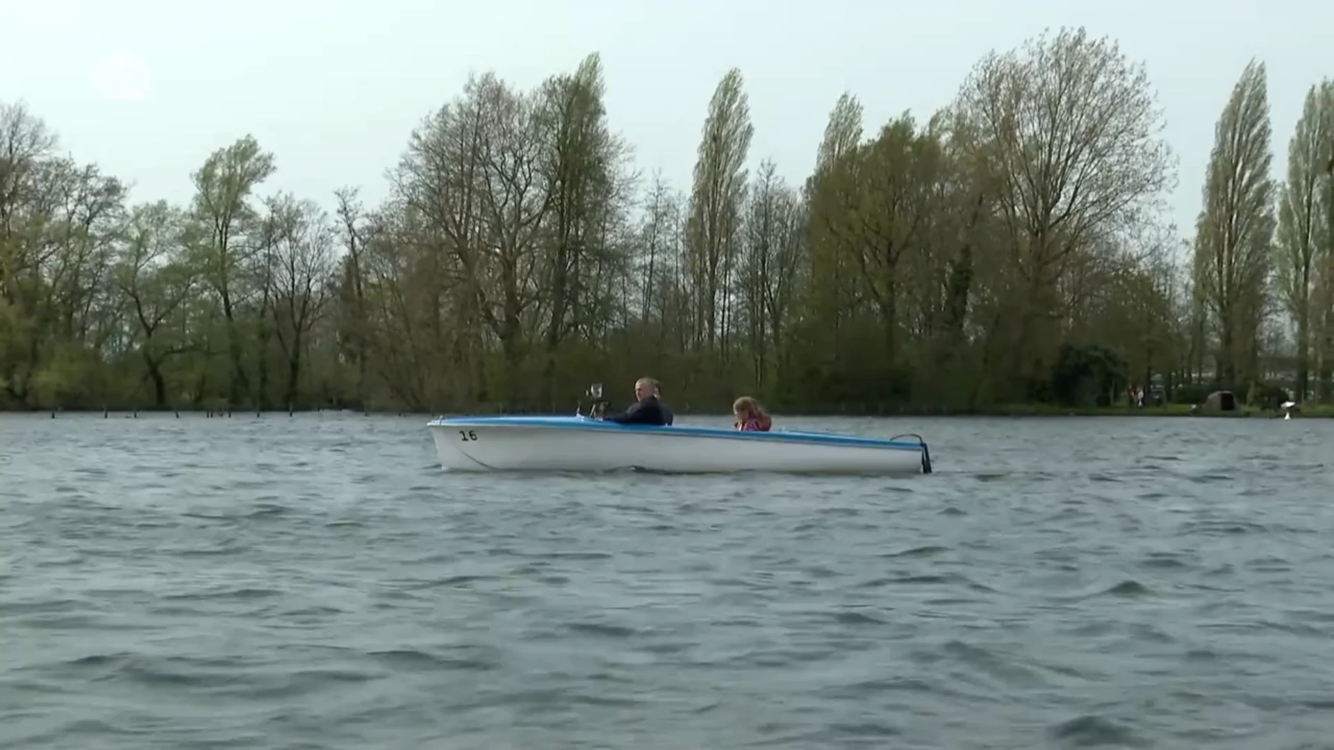 Warme temperaturen lokken veel volk naar het Donkmeer: "Genieten van het water en de mooie omgeving"