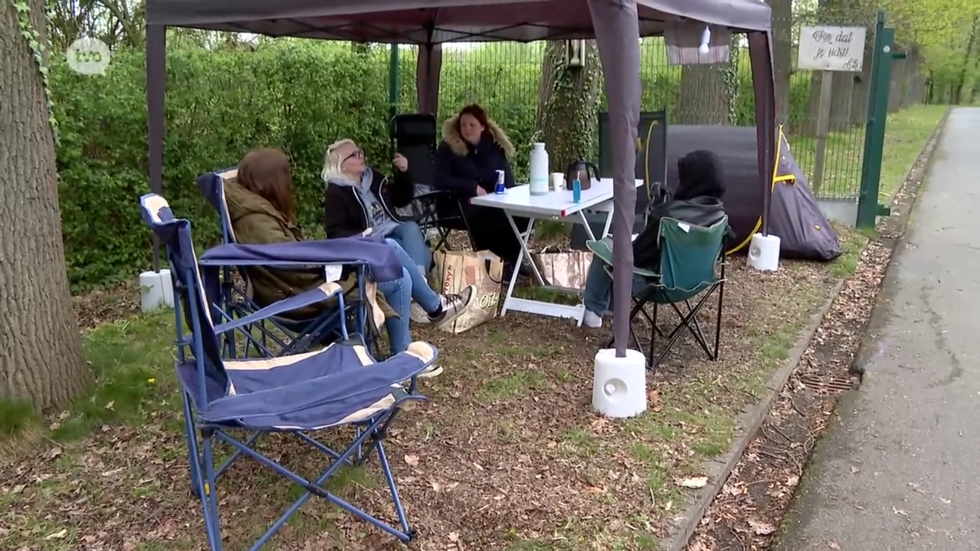 Opnieuw kamperende ouders aan scholen in Aalst: "Triestig en schrijnend"