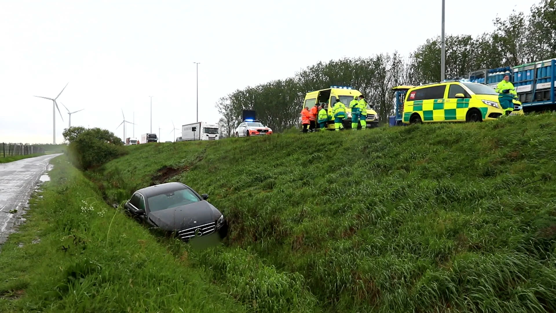 Auto in gracht in Zele en boom op straat in Meerdonk door bliksem en felle regen