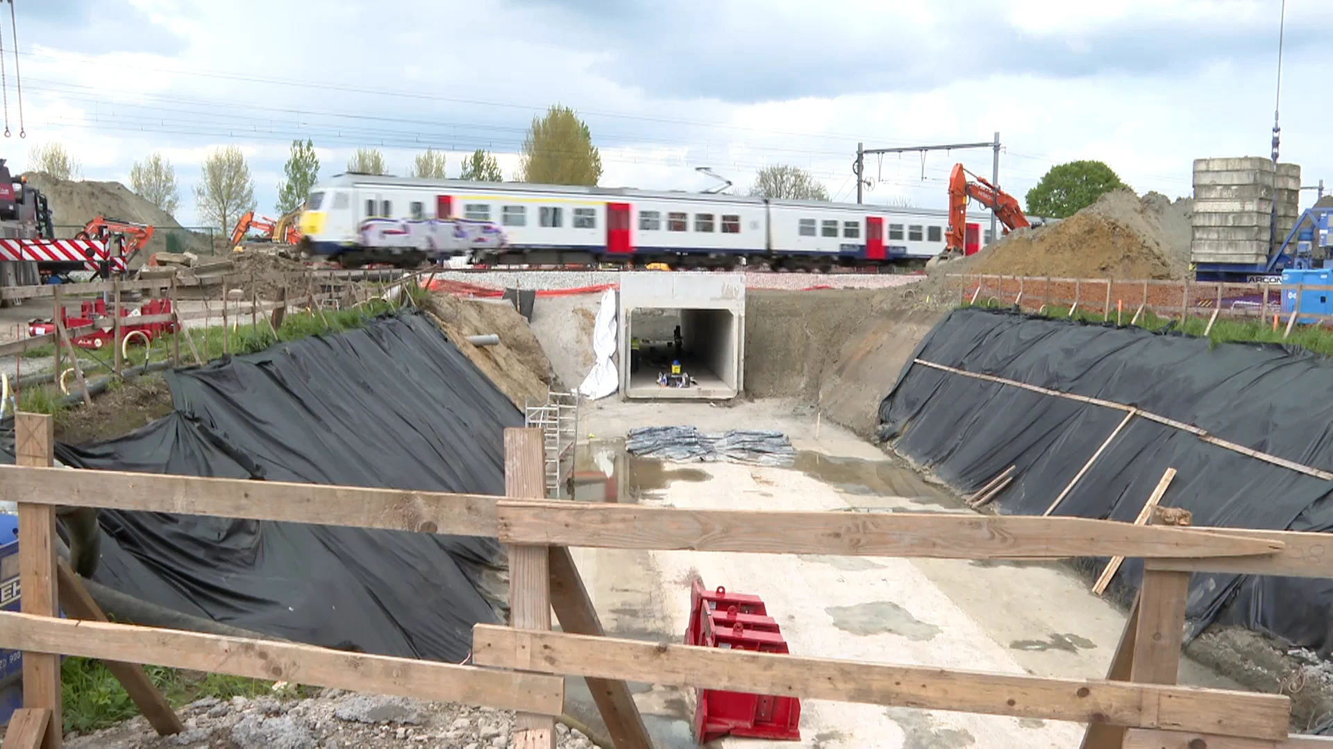 Koker van fiets- en voetgangerstunnel onder de sporen geschoven in Melsele