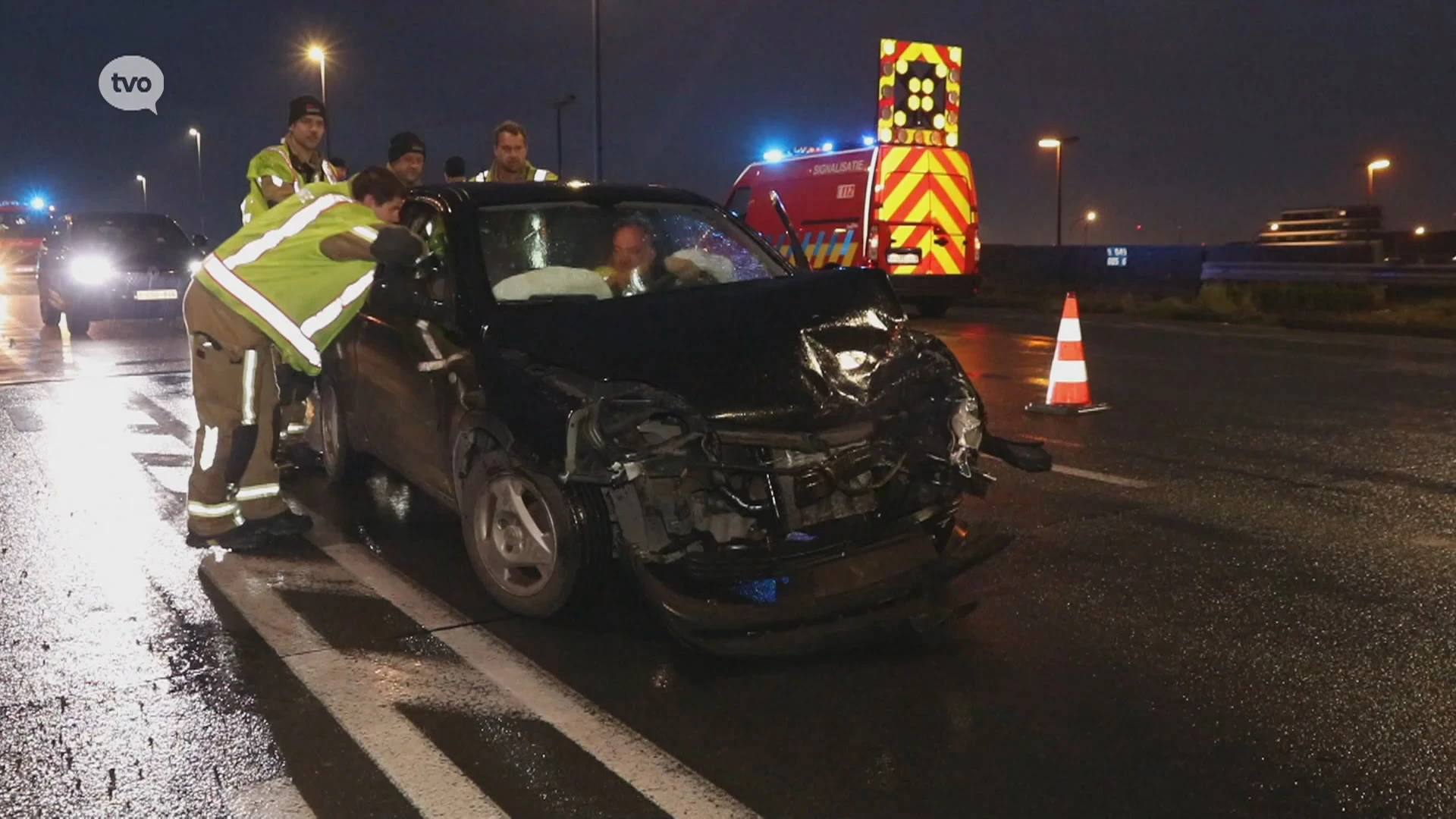 Twee gewonden na aanrijding tussen twee auto's op brug over E34 in Vrasene