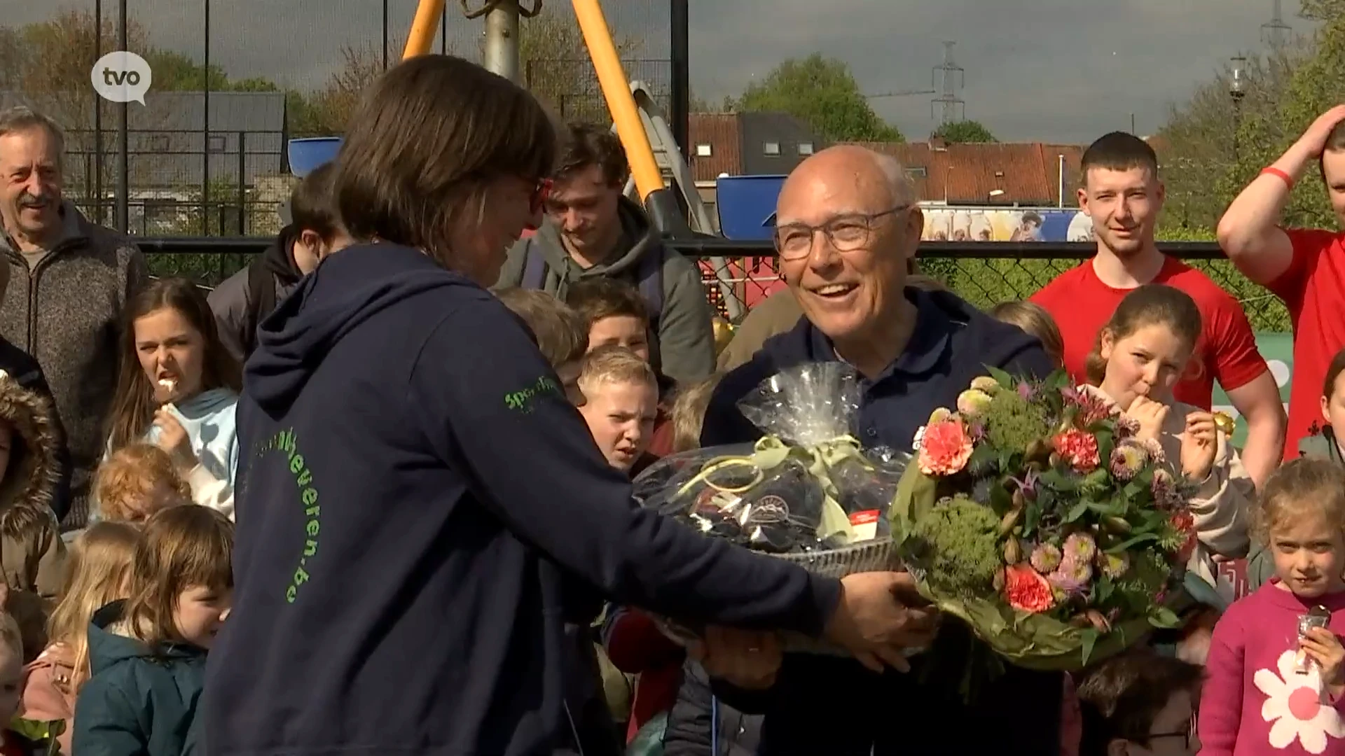 40 jaar vrijwilliger bij zwemlessen: Gezinsbond zet Erwin Steeman in de bloemetjes in Beveren