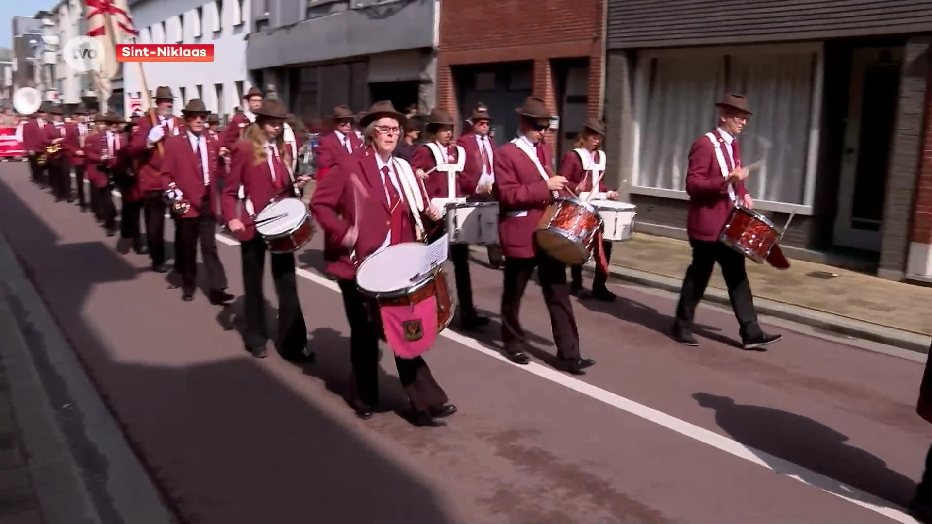 1 mei - Socialistische optocht in Sint-Niklaas: "Hogere lonen en lagere lasten op de arbeid"