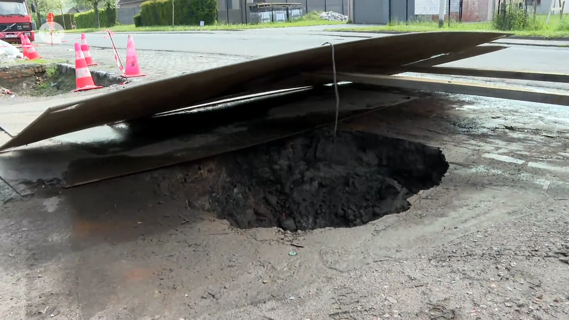 Schroothandelaar in Lokeren zit al maanden met een gigantisch zinkgat voor zijn oprit