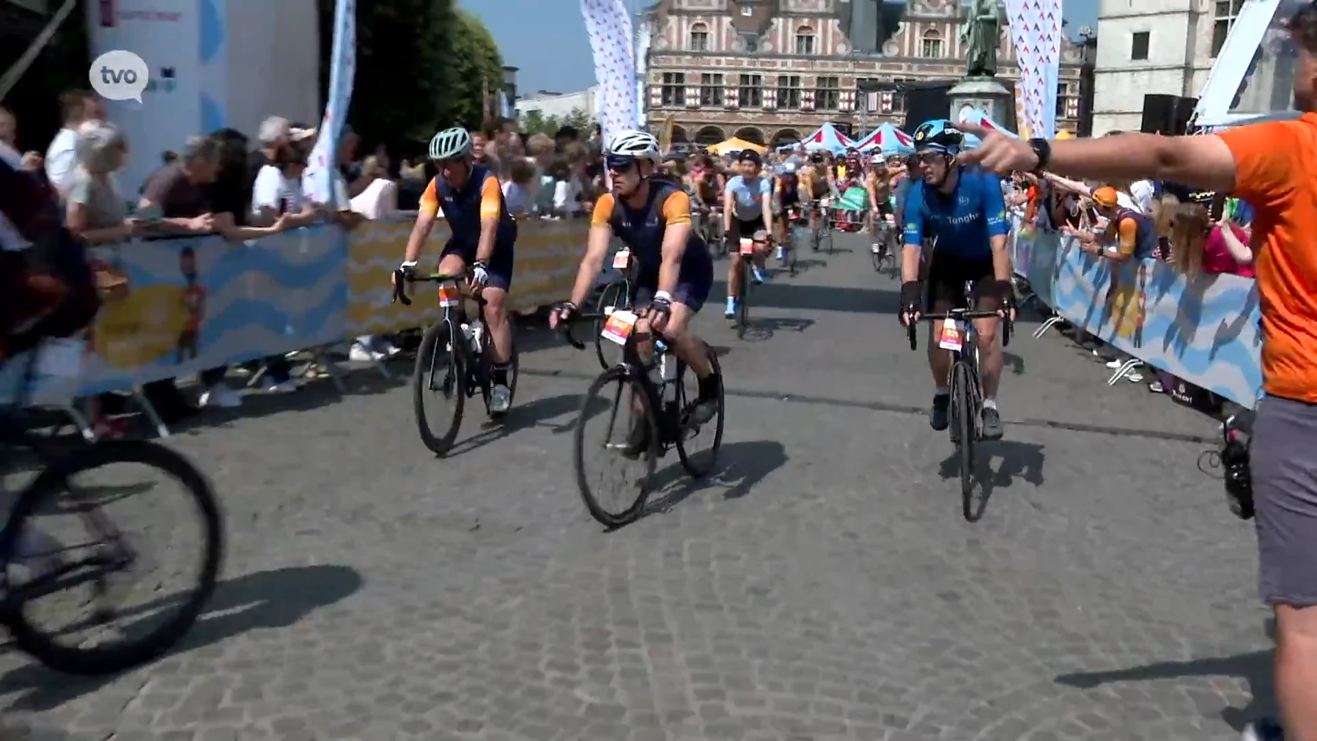 Peloton van ‘1000 km voor Kom op tegen Kanker’ feestelijk ontvangen op Grote Markt in Aalst