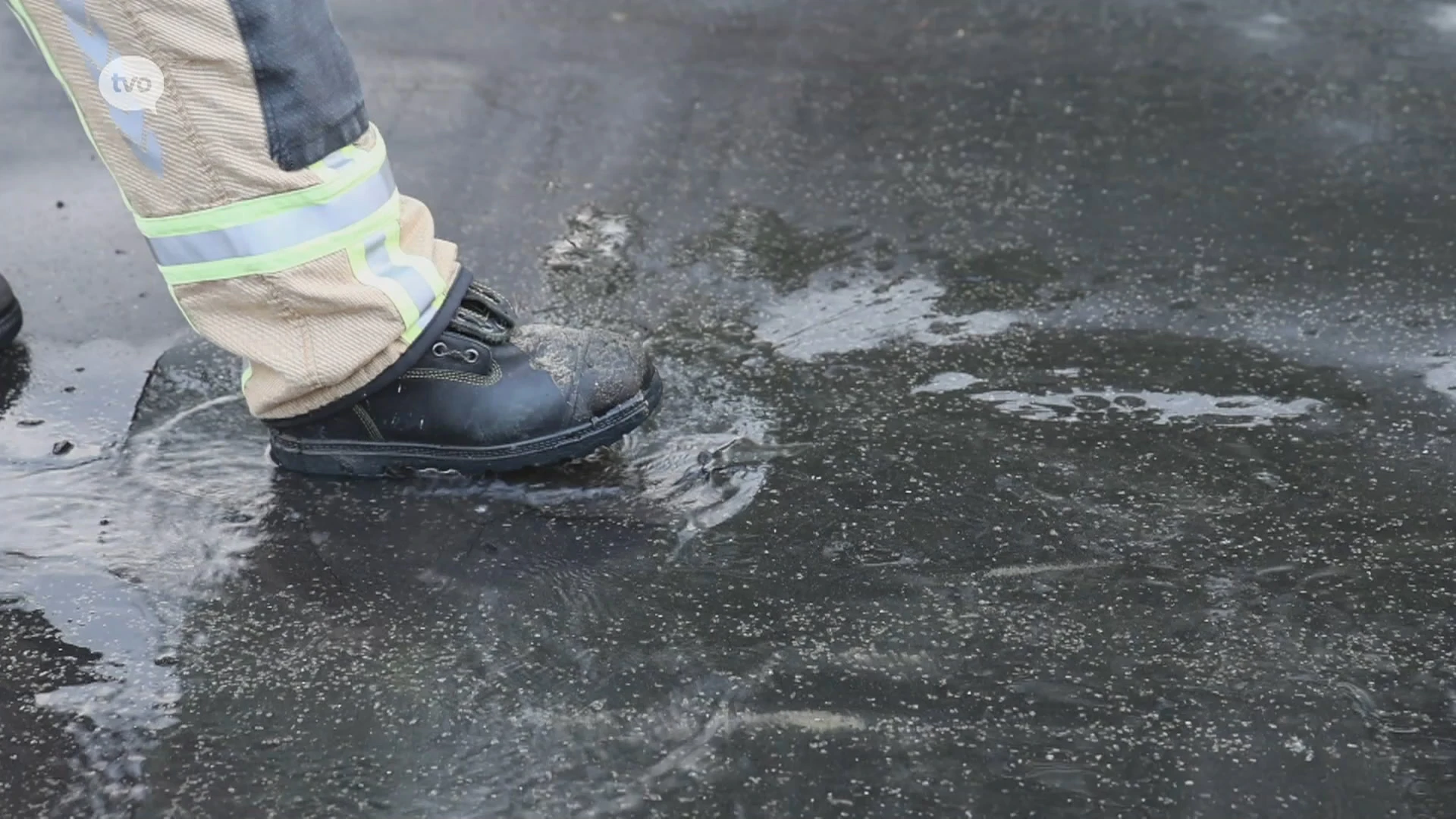 Gevaar voor zinkgat na waterlek in Hofstraat in Oudegem, Dendermonde