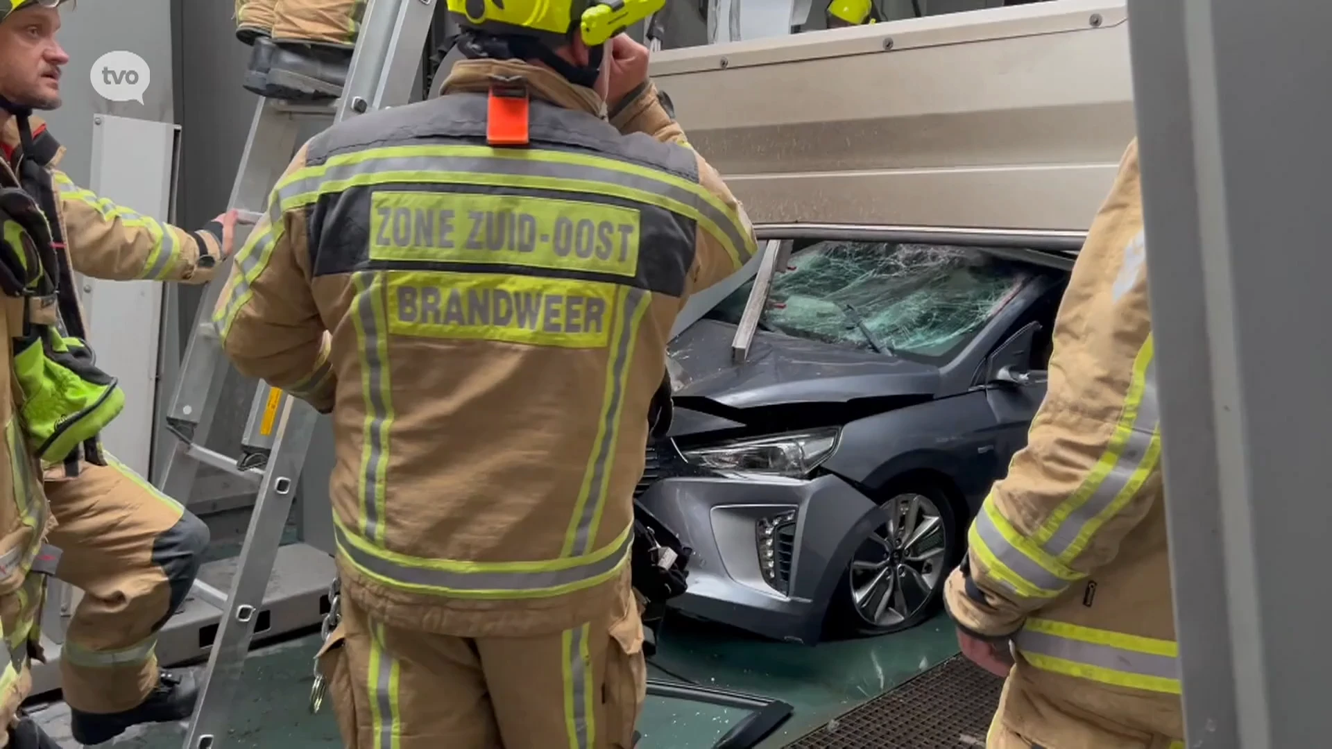 Ravage in carwash in Denderleeuw: bestuurster geeft gas in wasstraat