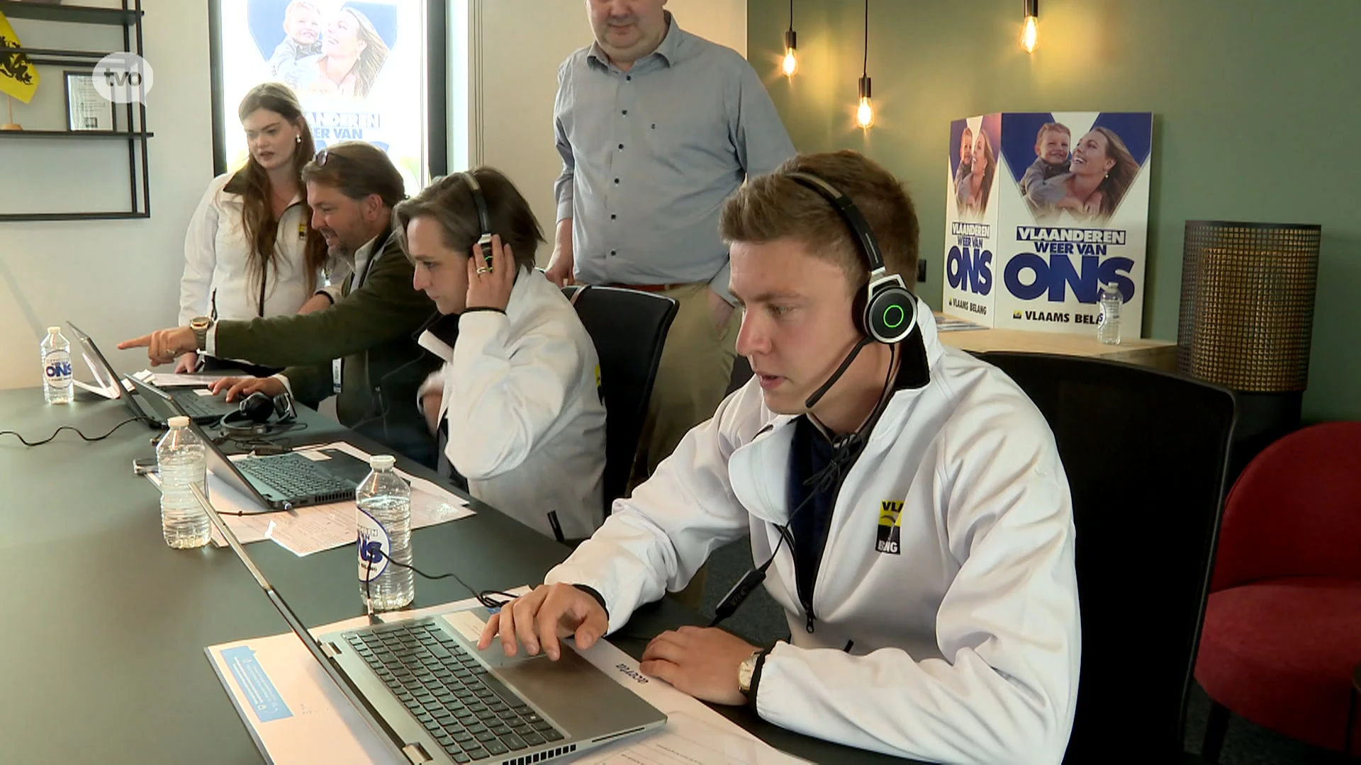 Oost-Vlaamse kopstukken Vlaams Belang bellen potentiële kiezers op: "Elke stem telt om grootste te worden in Vlaanderen"