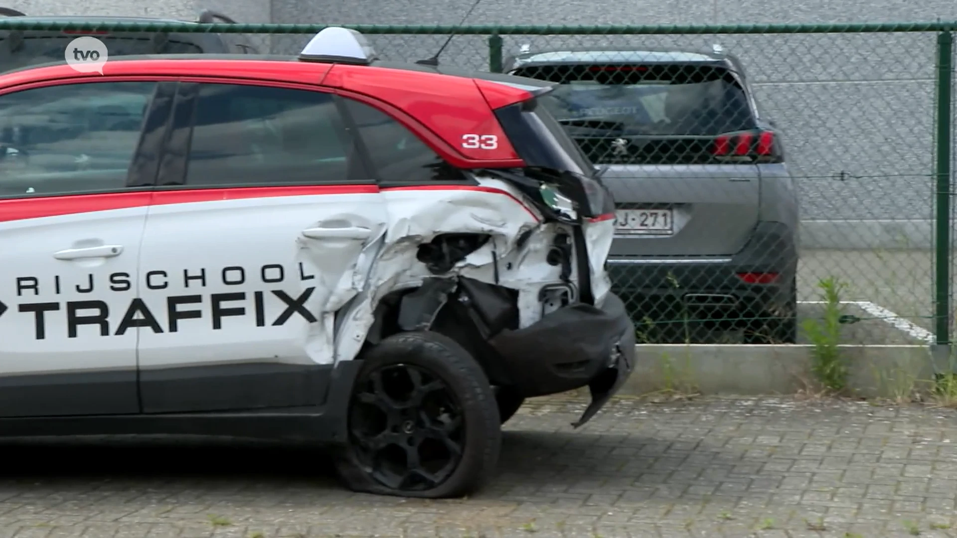 Autobestuurder rijdt in op twee geparkeerde lesauto's van rijschool in Lokeren