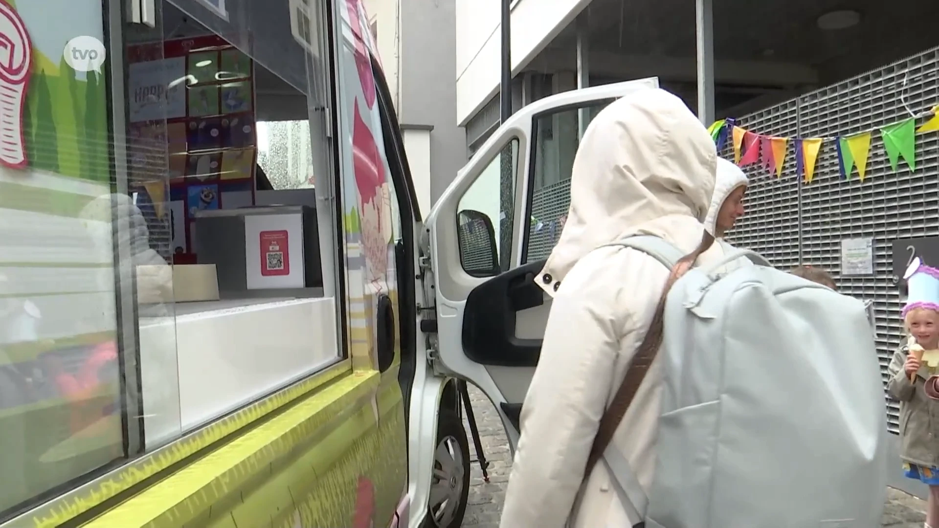 De één zijn brood is de andere zijn dood. Zonnebankcentra zien veel volk door kwakkelweer, ijsjesverkopers de helft minder