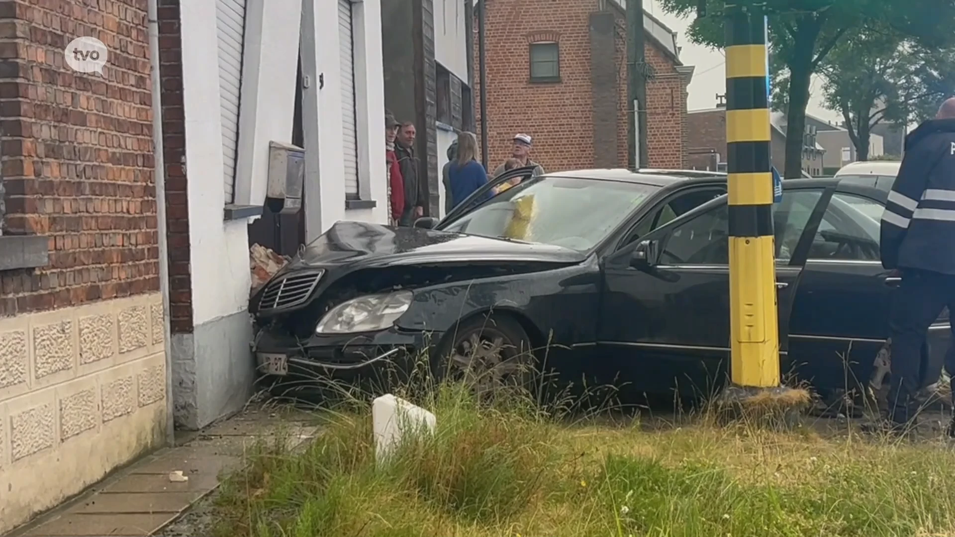 Roger (77) in Kalken ziet plots auto zijn woonkamer inrijden. Hij komt er met de schrik vanaf