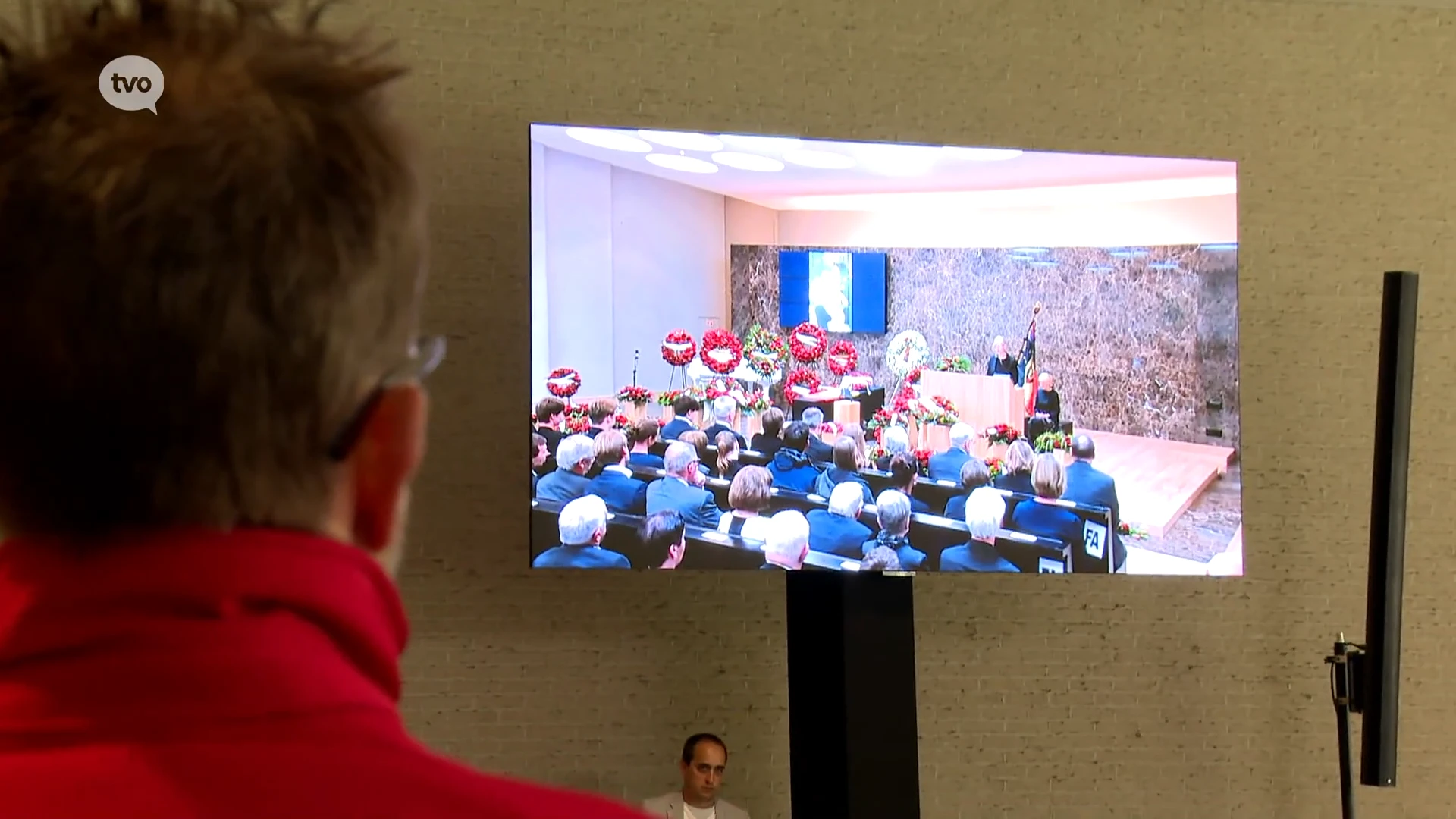 Crematorium is te klein: tientallen mensen volgen begrafenis op groot scherm