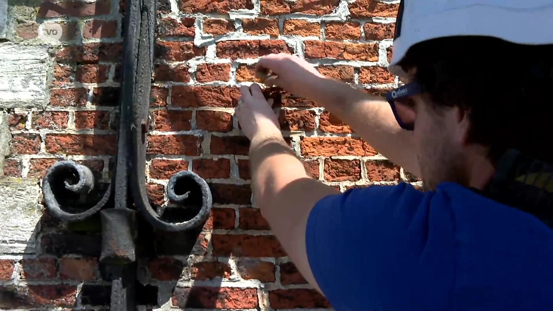 Werkmannen inspecteren gevels van 160 jaar oude Sint-Gertrudiskerk in Wetteren